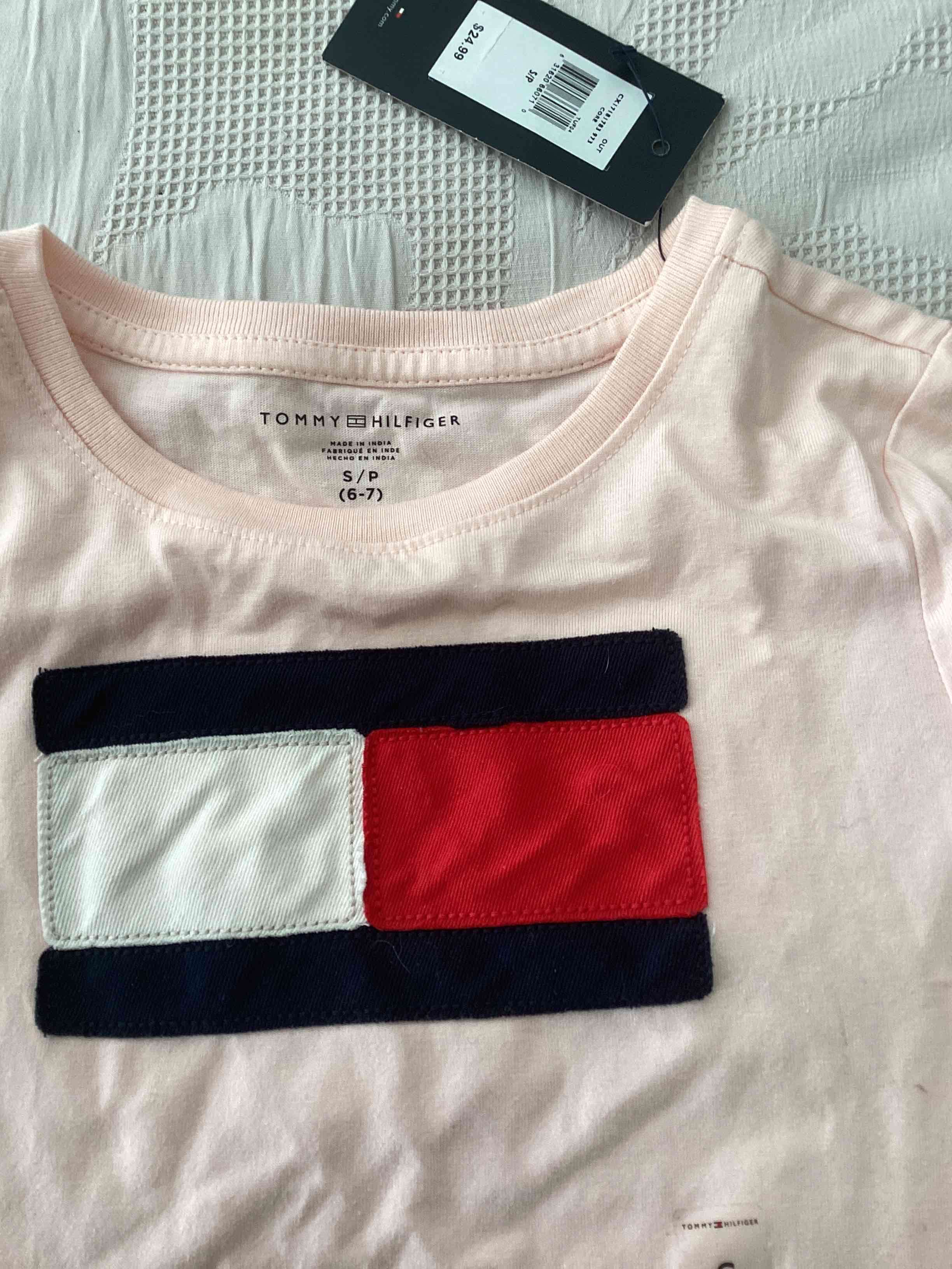 Polera rosa con logo bordado original talla 6-7 - miniatura 2