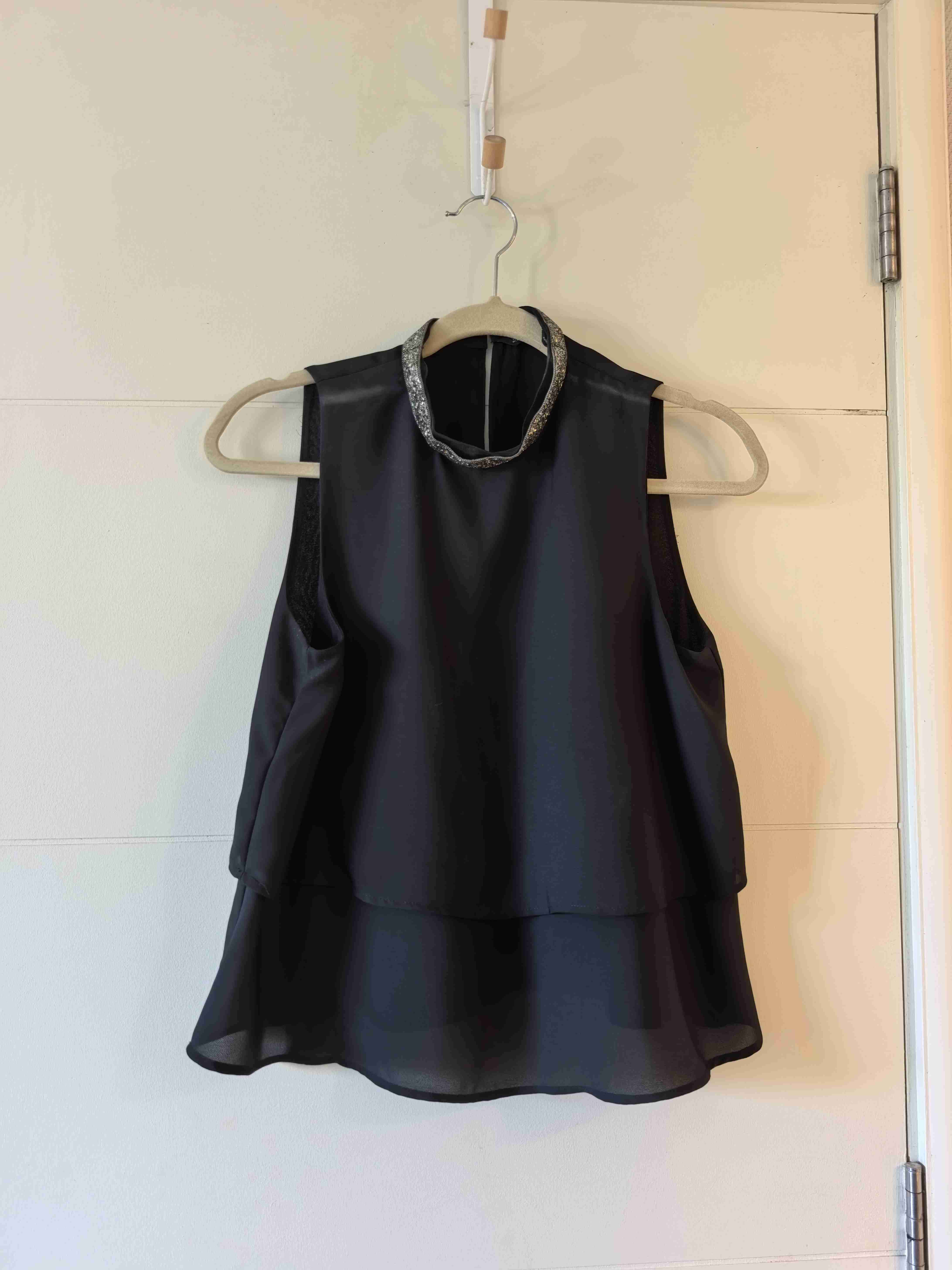 Blusa sin mangas negra elegante