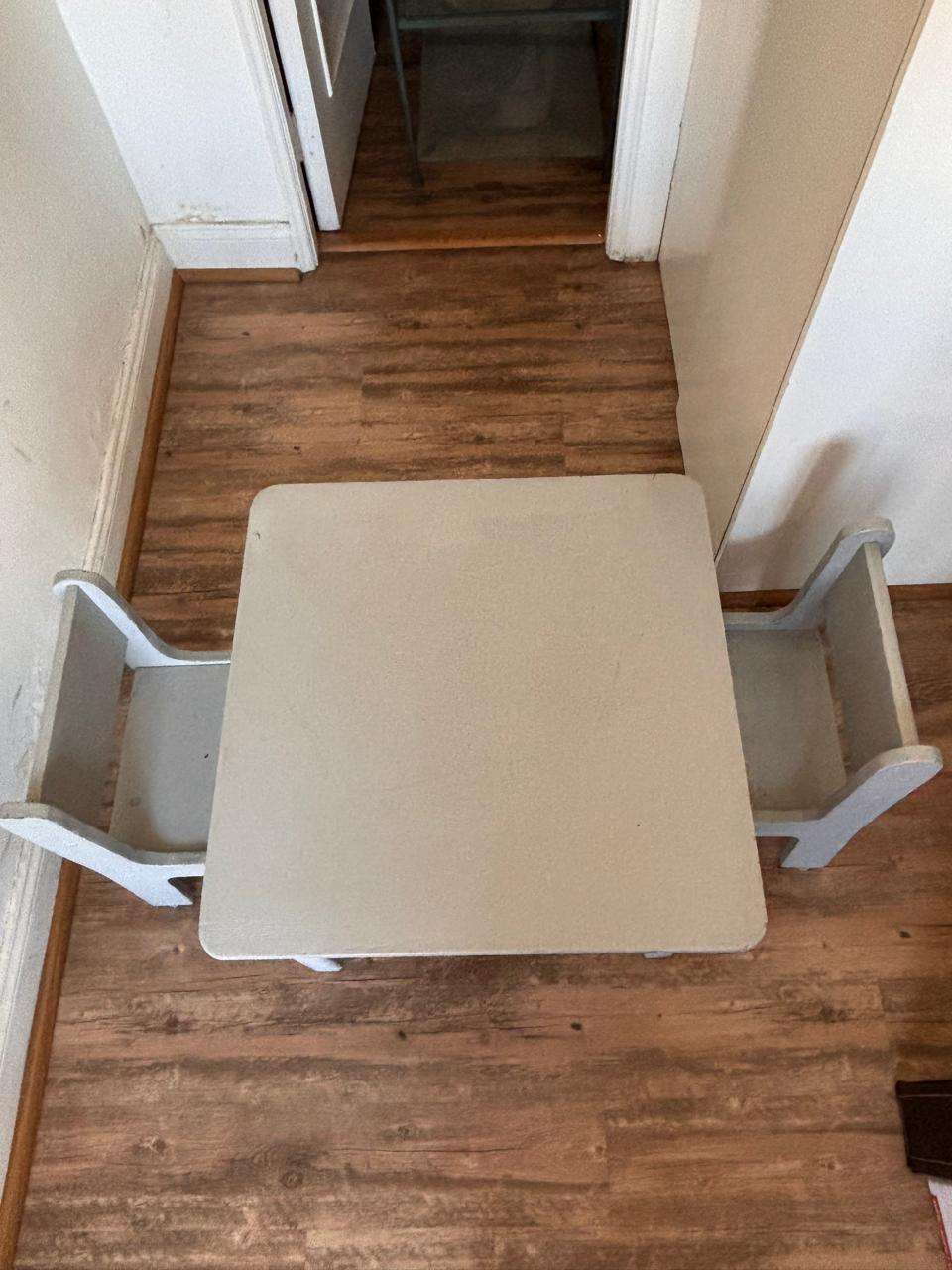 Mesa y dos sillas infantiles - miniatura 1