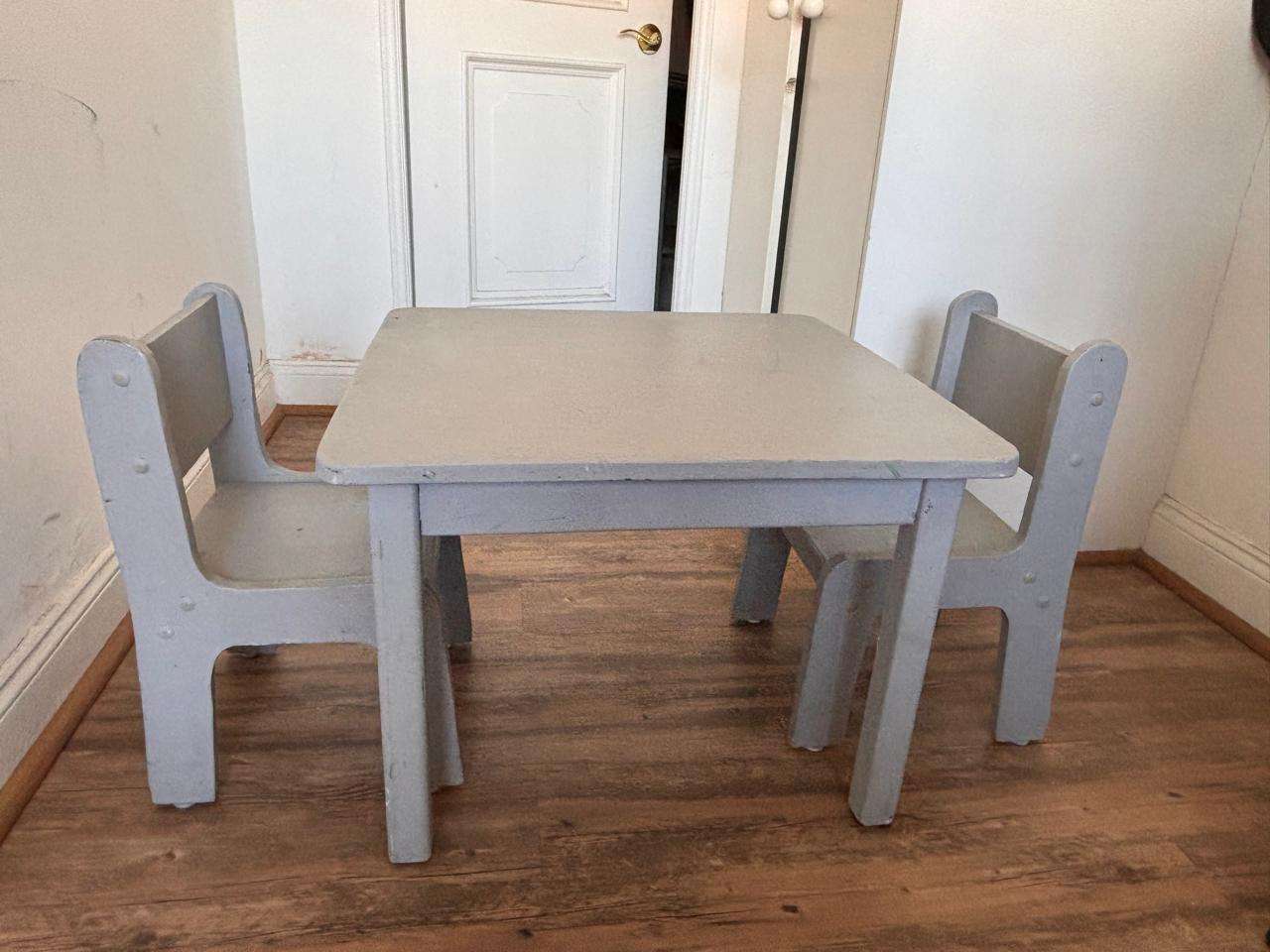 Mesa y dos sillas infantiles - miniatura 2