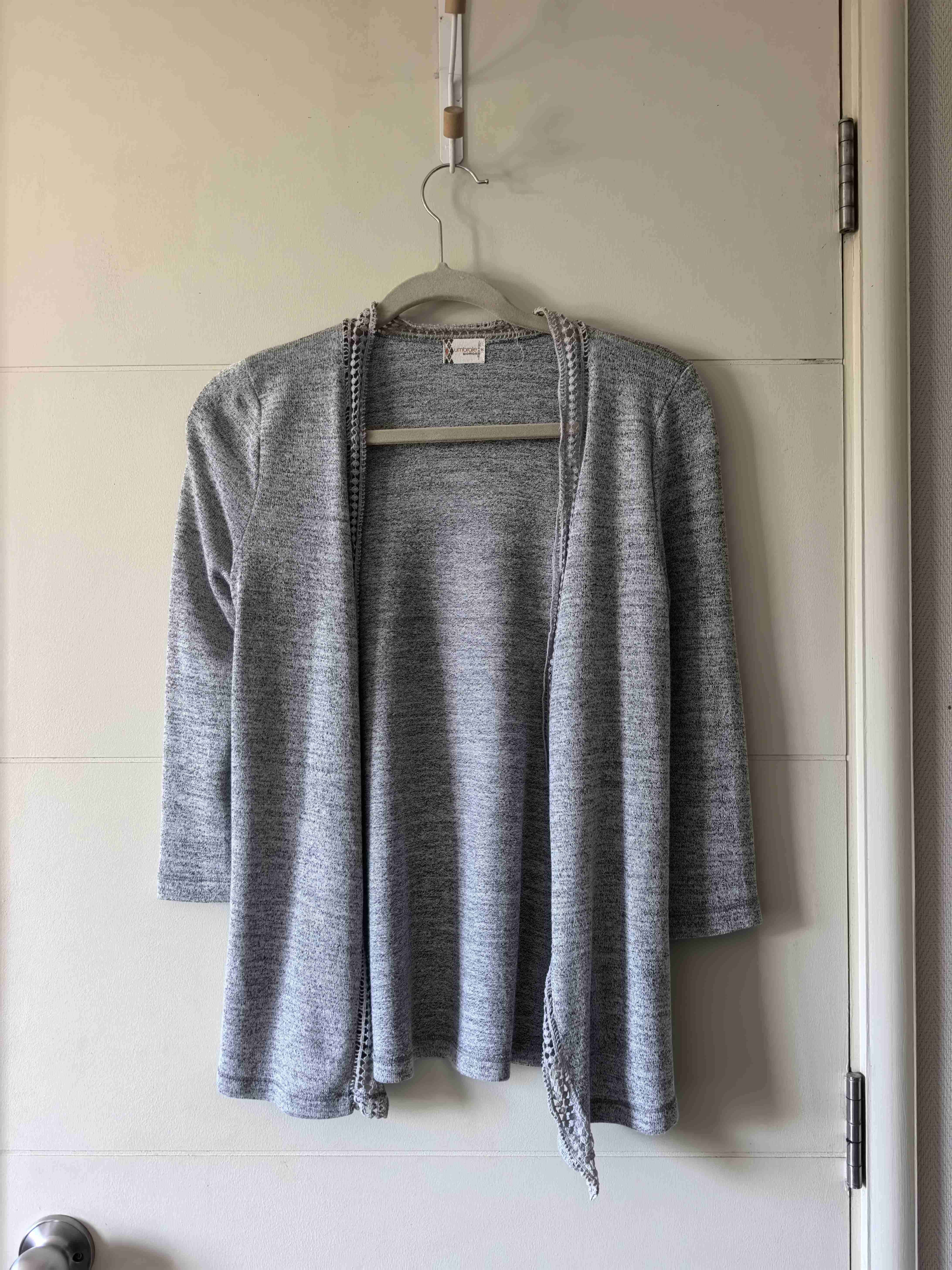 Cardigan gris con detalle tejido