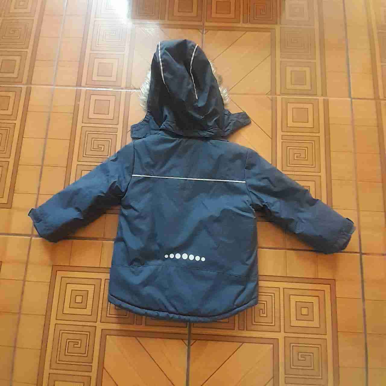 Chaqueta azul con capucha de niña - miniatura 2