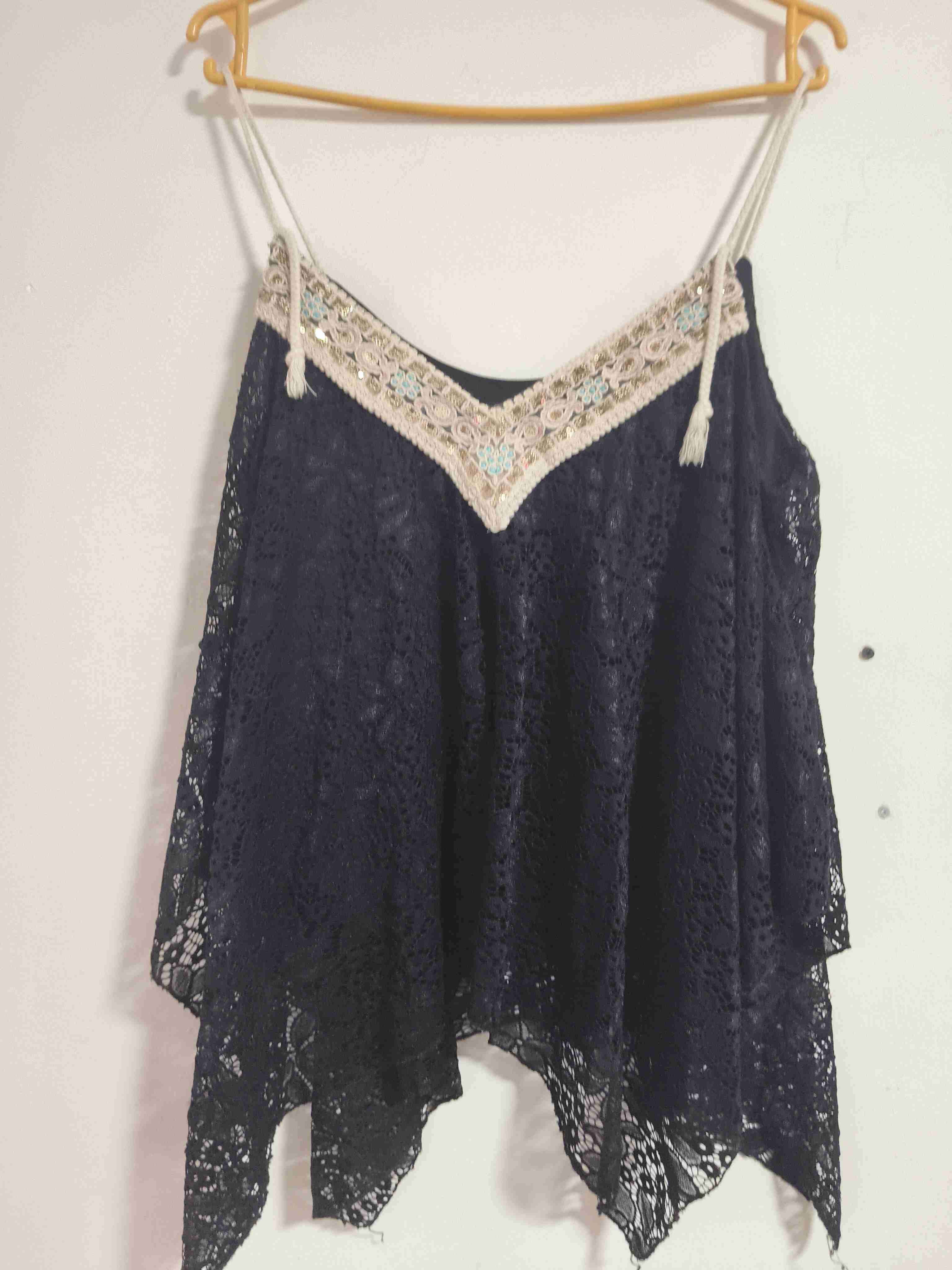 Top negro de encaje con detalles - miniatura 1