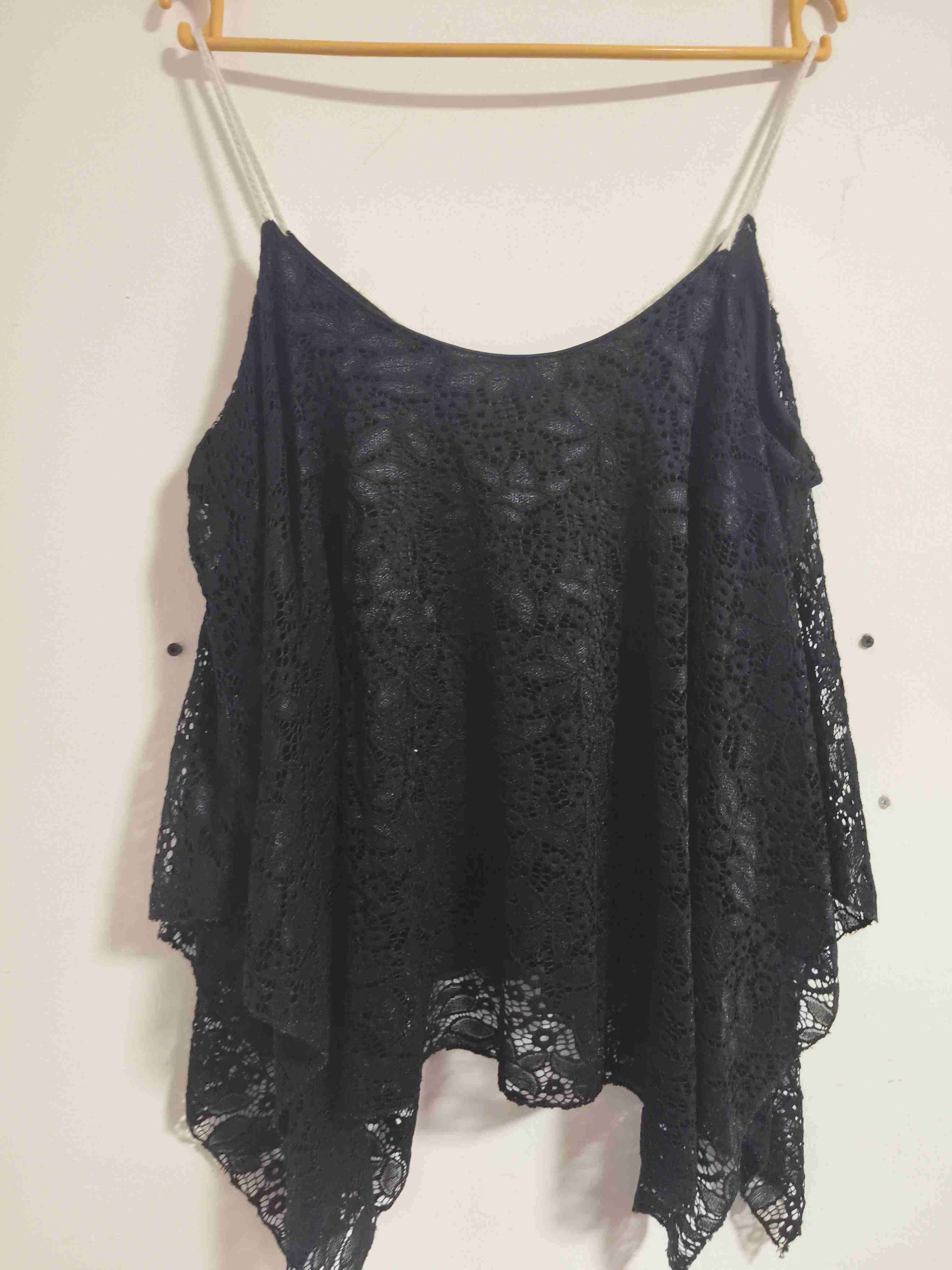 Top negro de encaje con detalles - miniatura 2