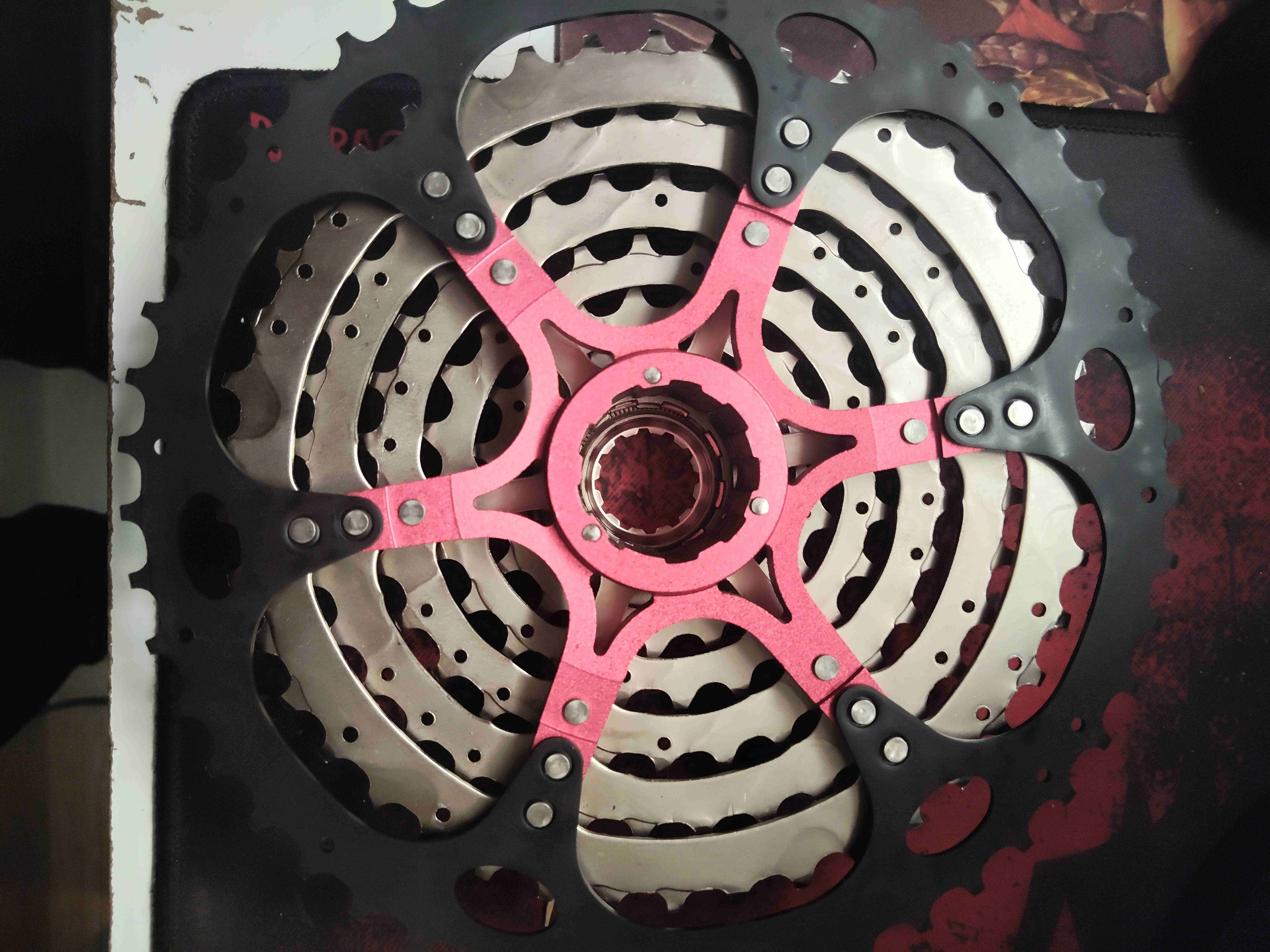 Piñón de bicicleta rojo y negro - miniatura 1