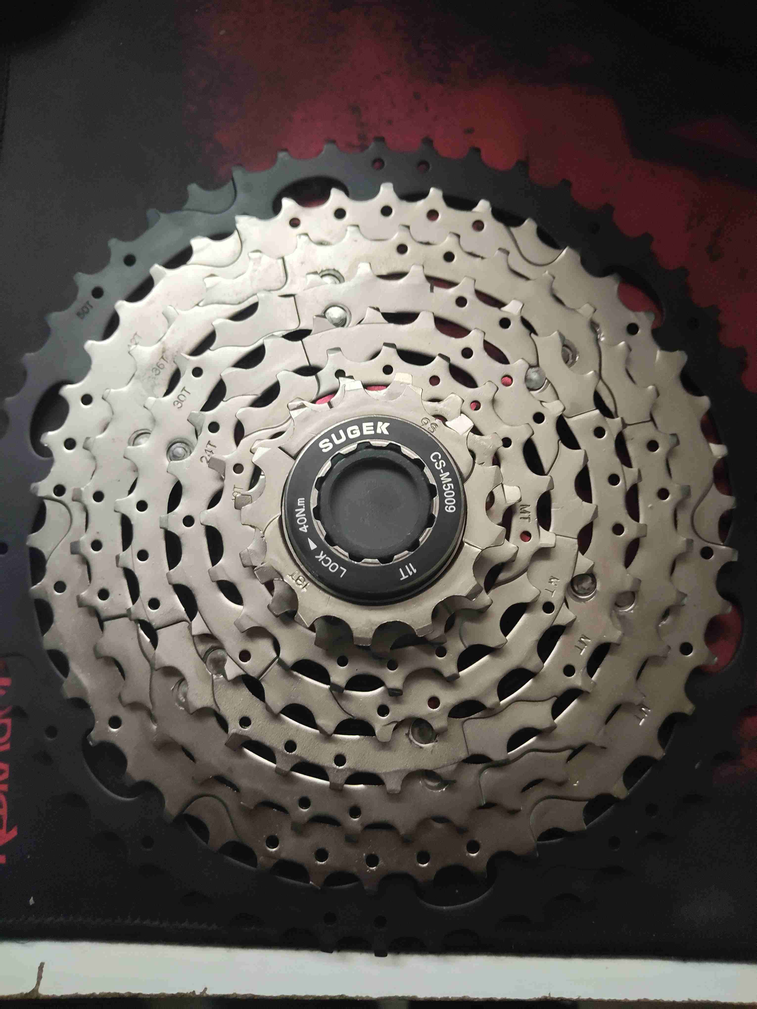 Piñón de bicicleta rojo y negro - miniatura 2