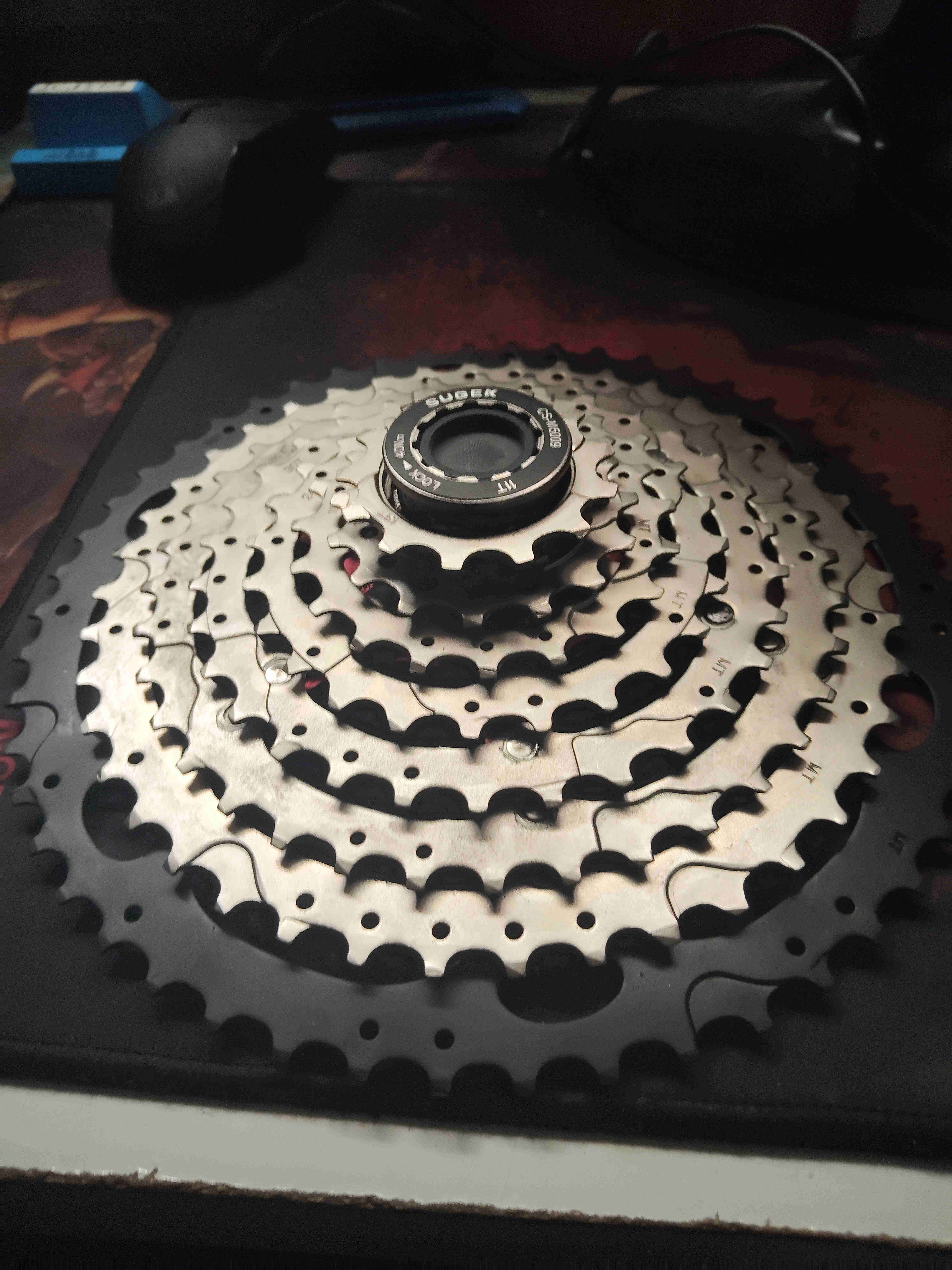 Piñón de bicicleta rojo y negro - miniatura 3