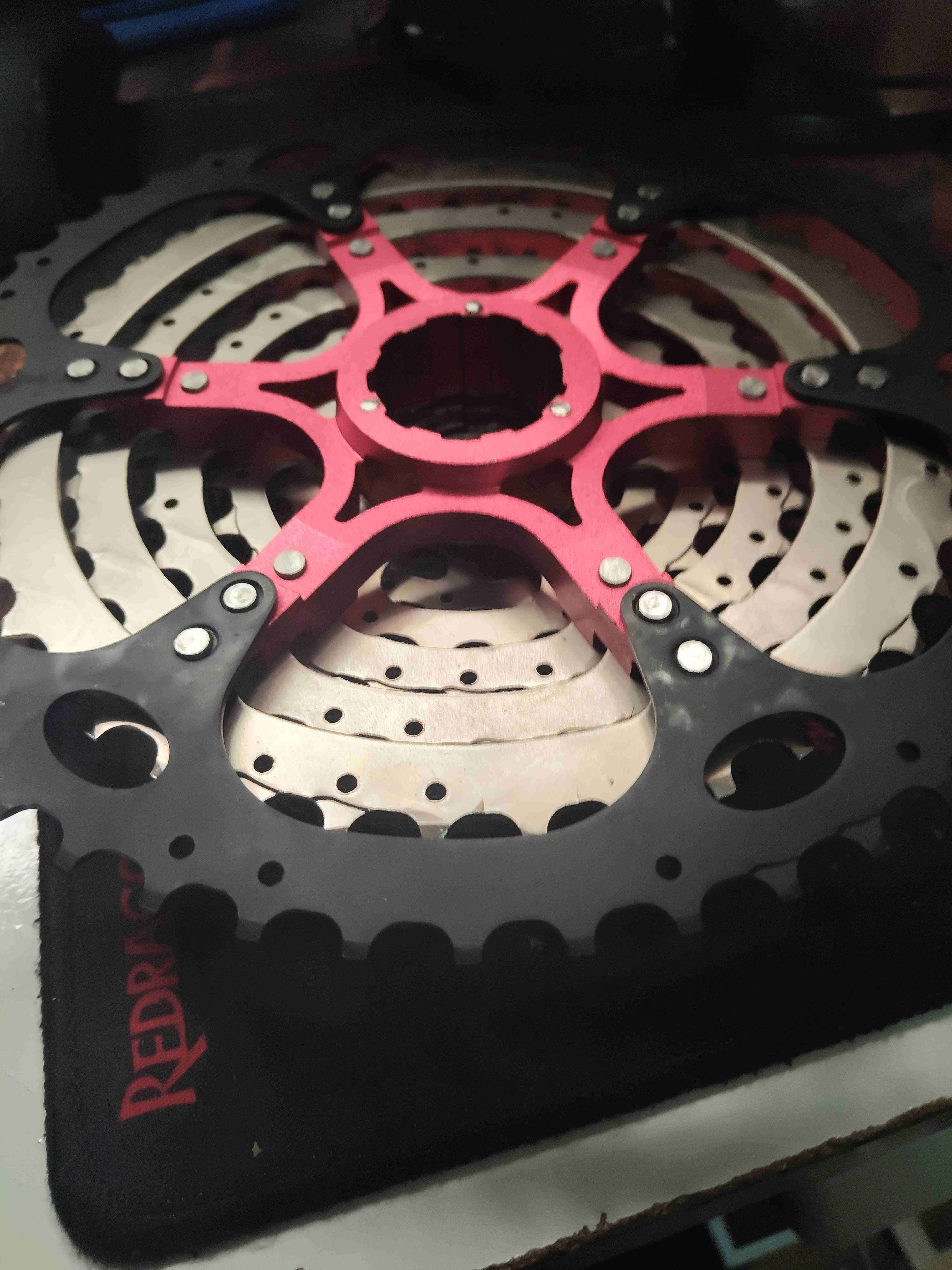 Piñón de bicicleta rojo y negro - miniatura 5