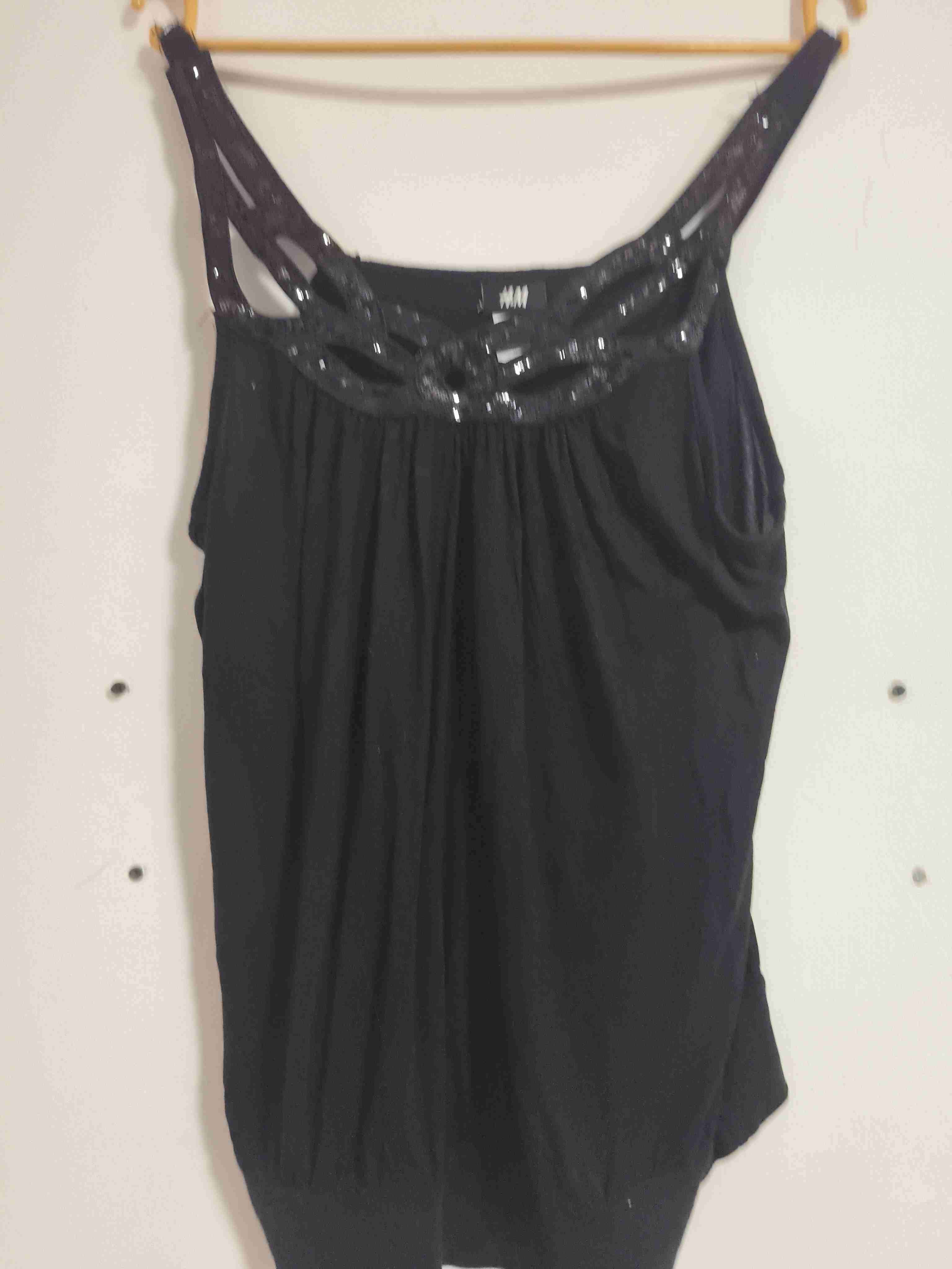 Polera negra con detalles brillantes - miniatura 1