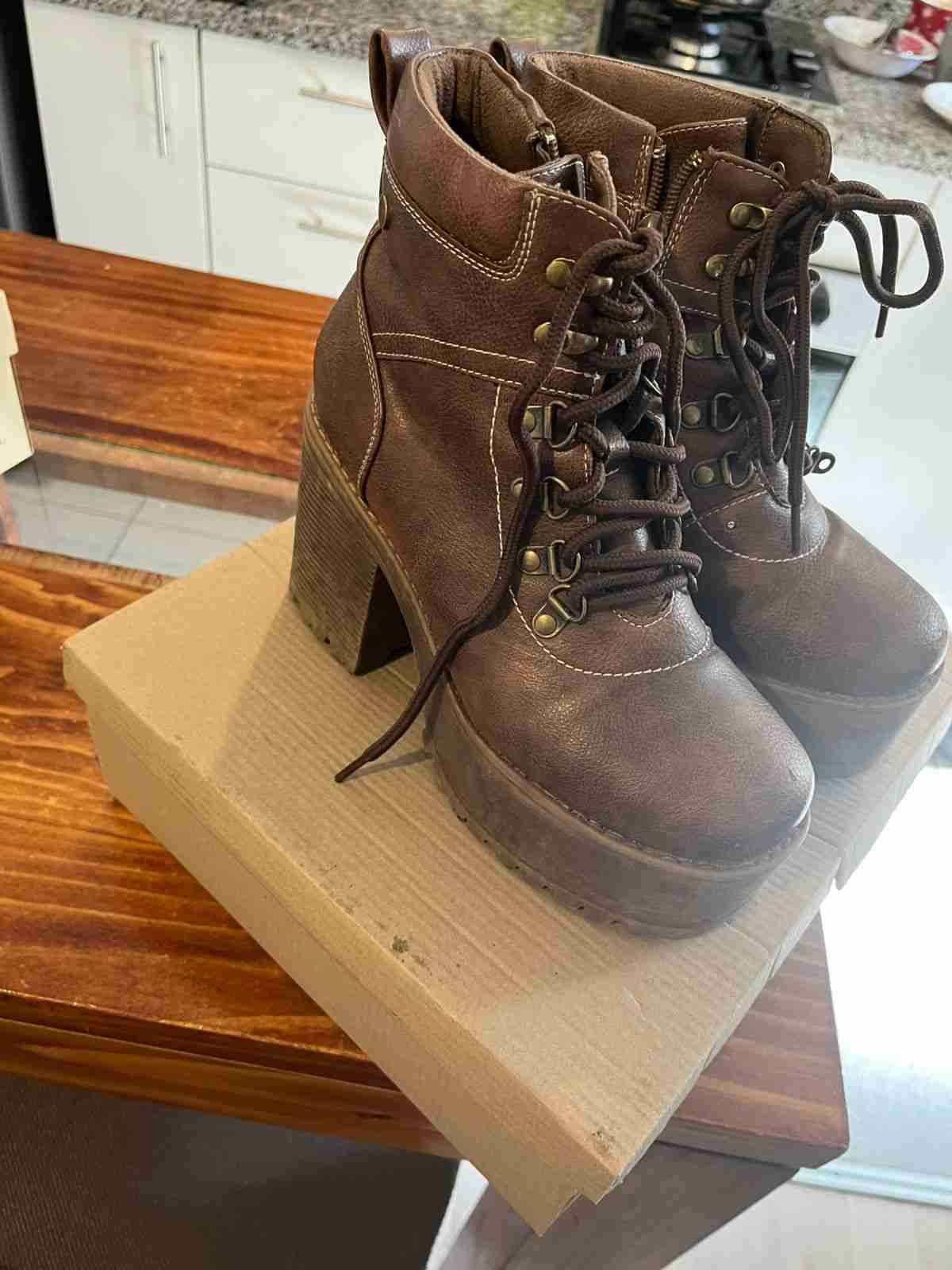 Botas de cuero café - miniatura 4