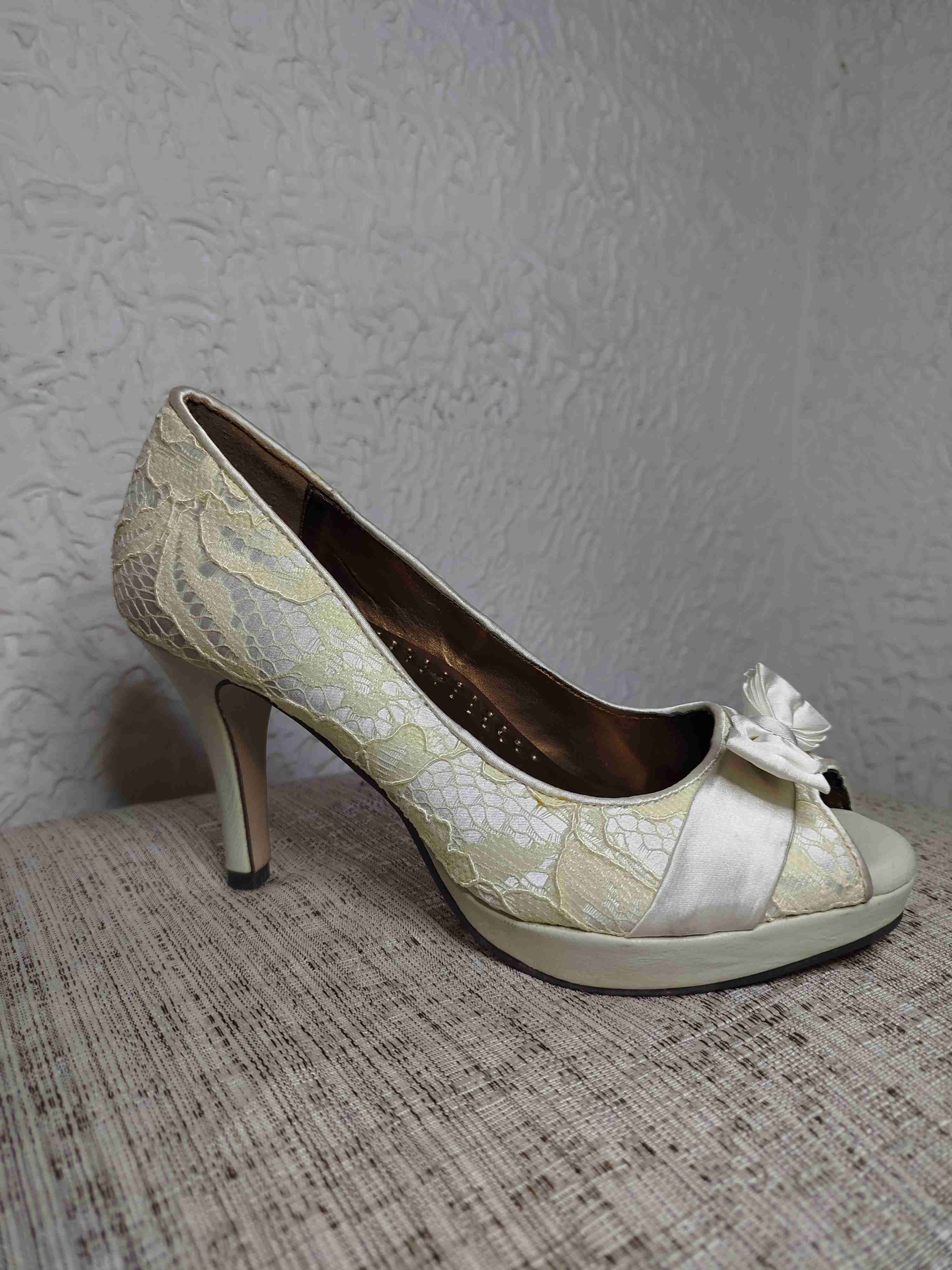 Zapatos de novia blancos. Marca La Casa Blanca. - miniatura 4