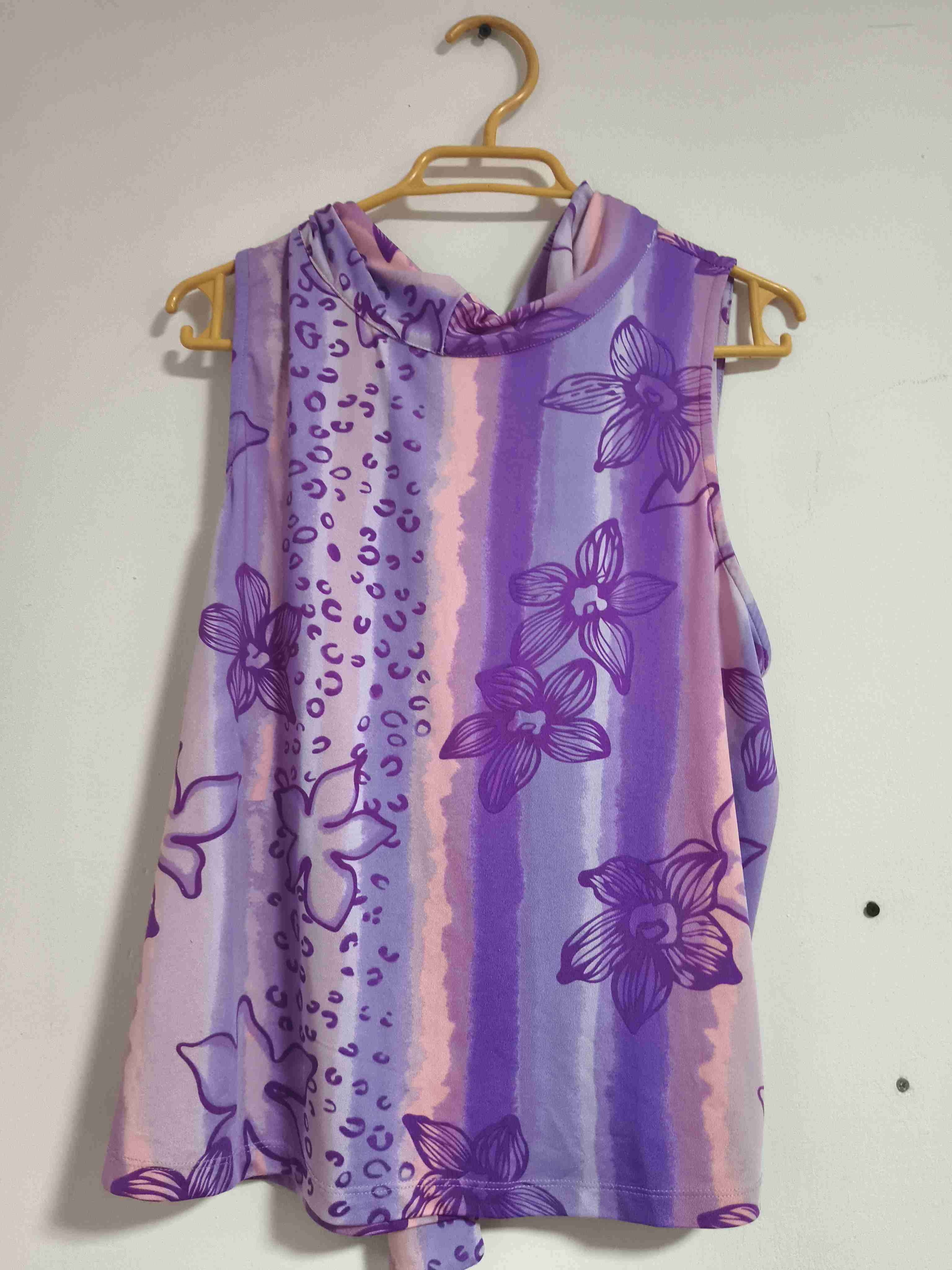 Polera sin mangas morada con estampado - miniatura 1