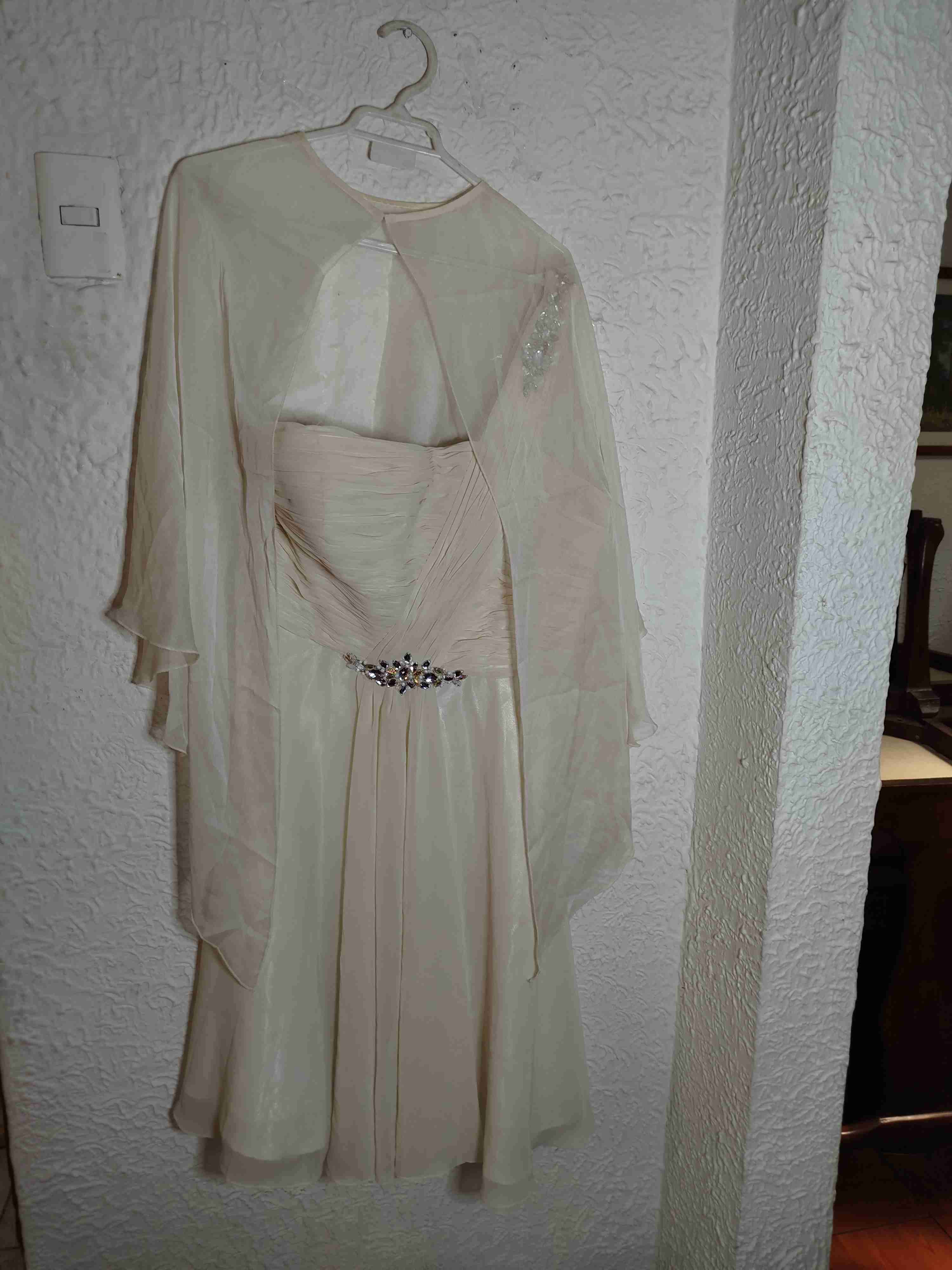 Vestido de novia blanco con capa - miniatura 1