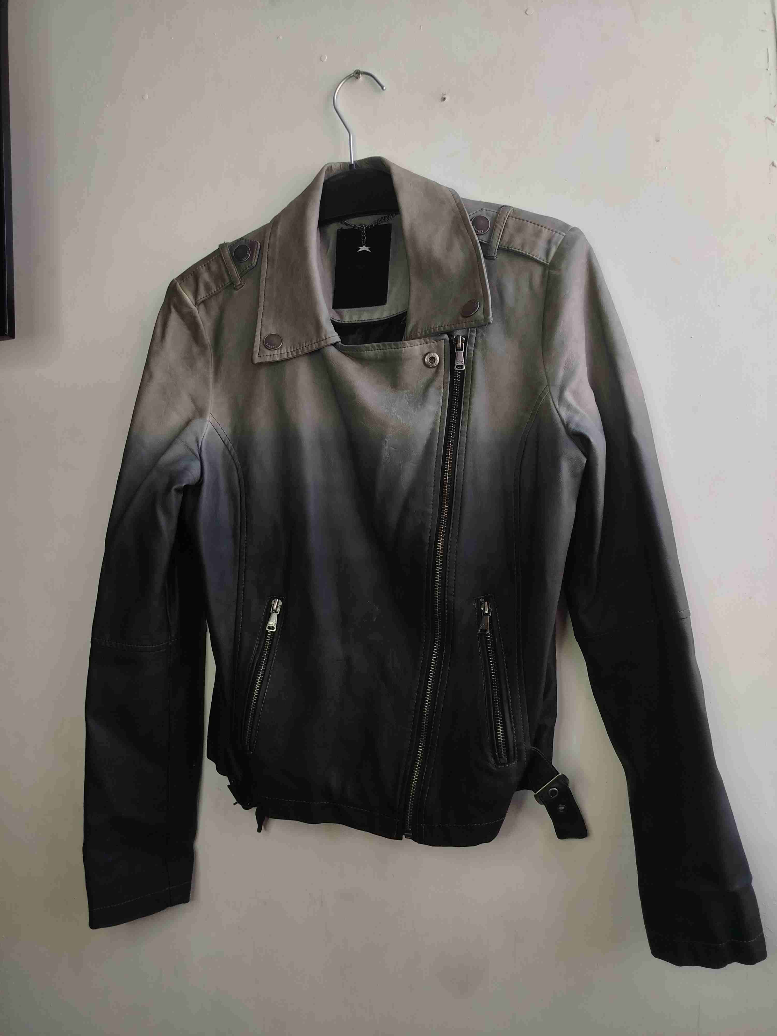 Chaqueta de cuero negra - miniatura 2