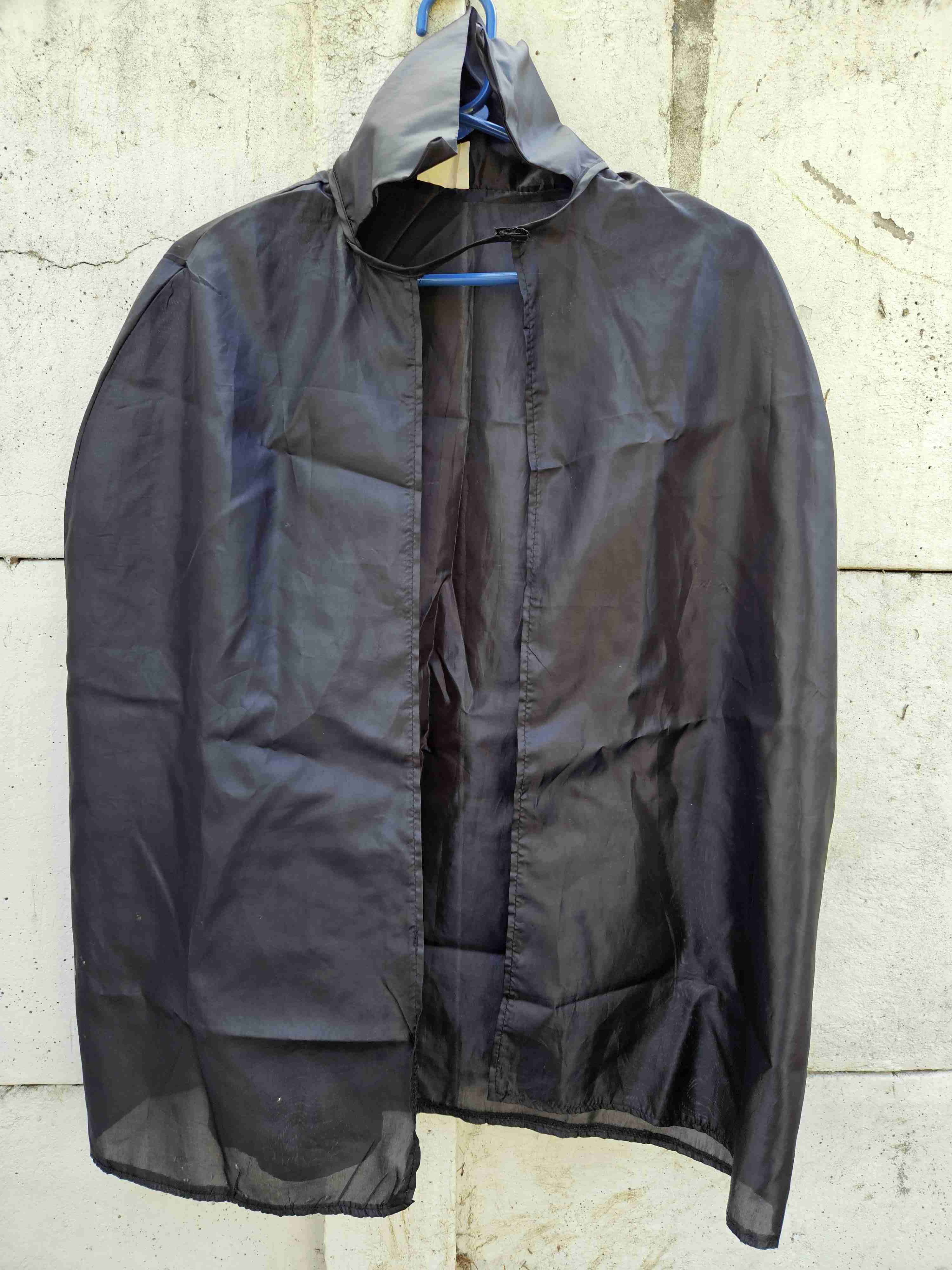 Capa negra con cuello alto