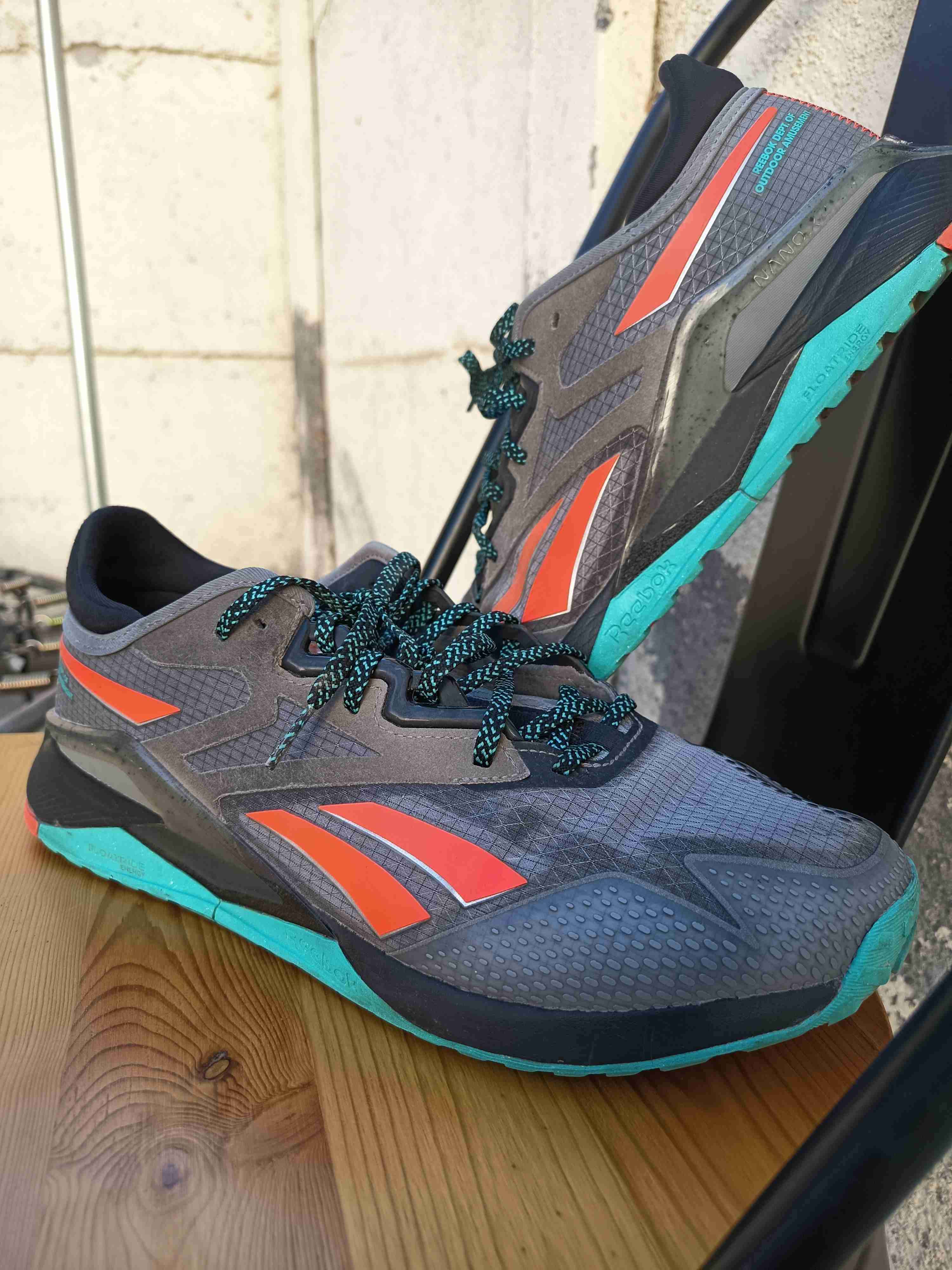 Zapatillas deportivas grises y naranjas - miniatura 1