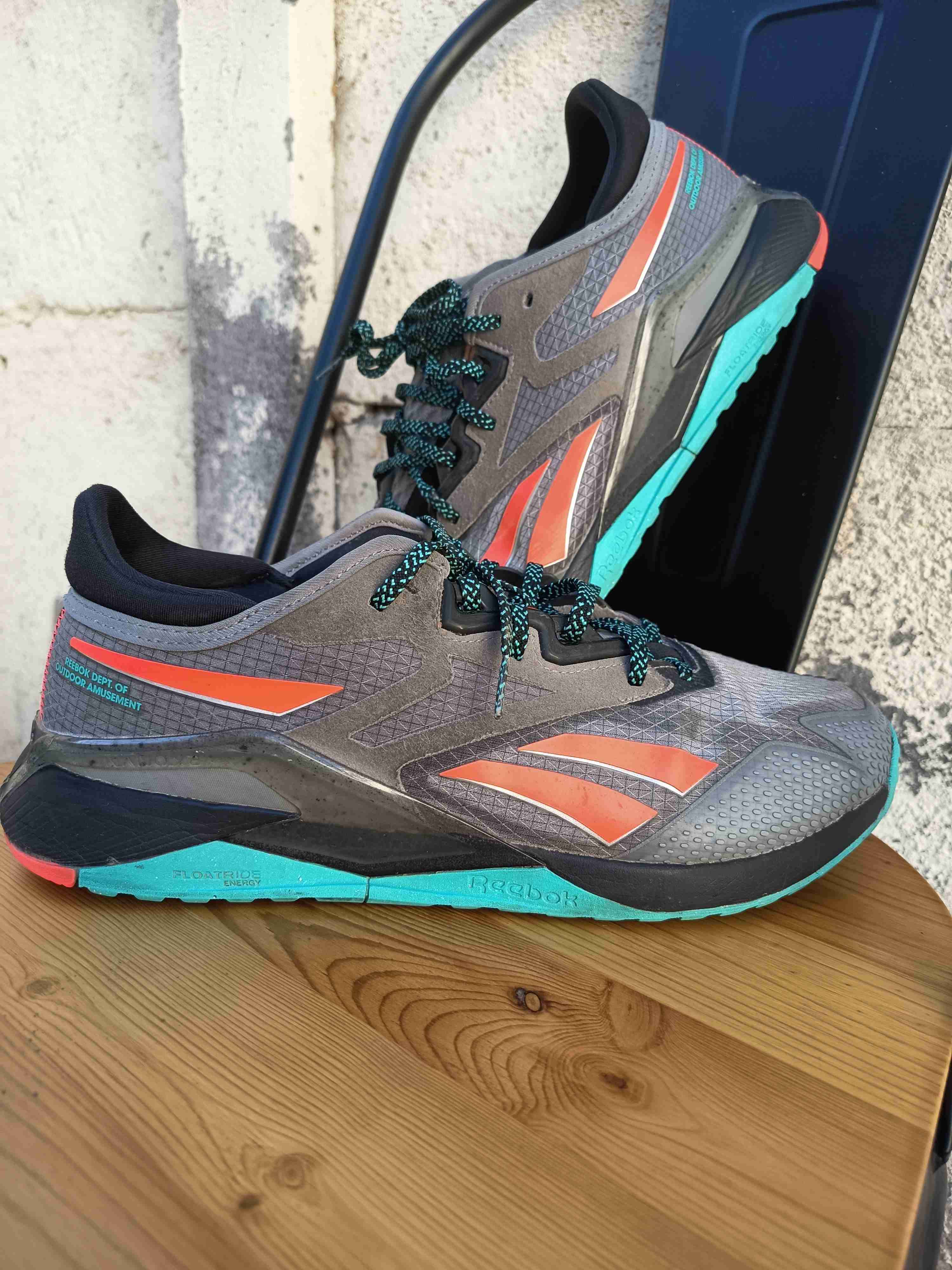 Zapatillas deportivas grises y naranjas - miniatura 2