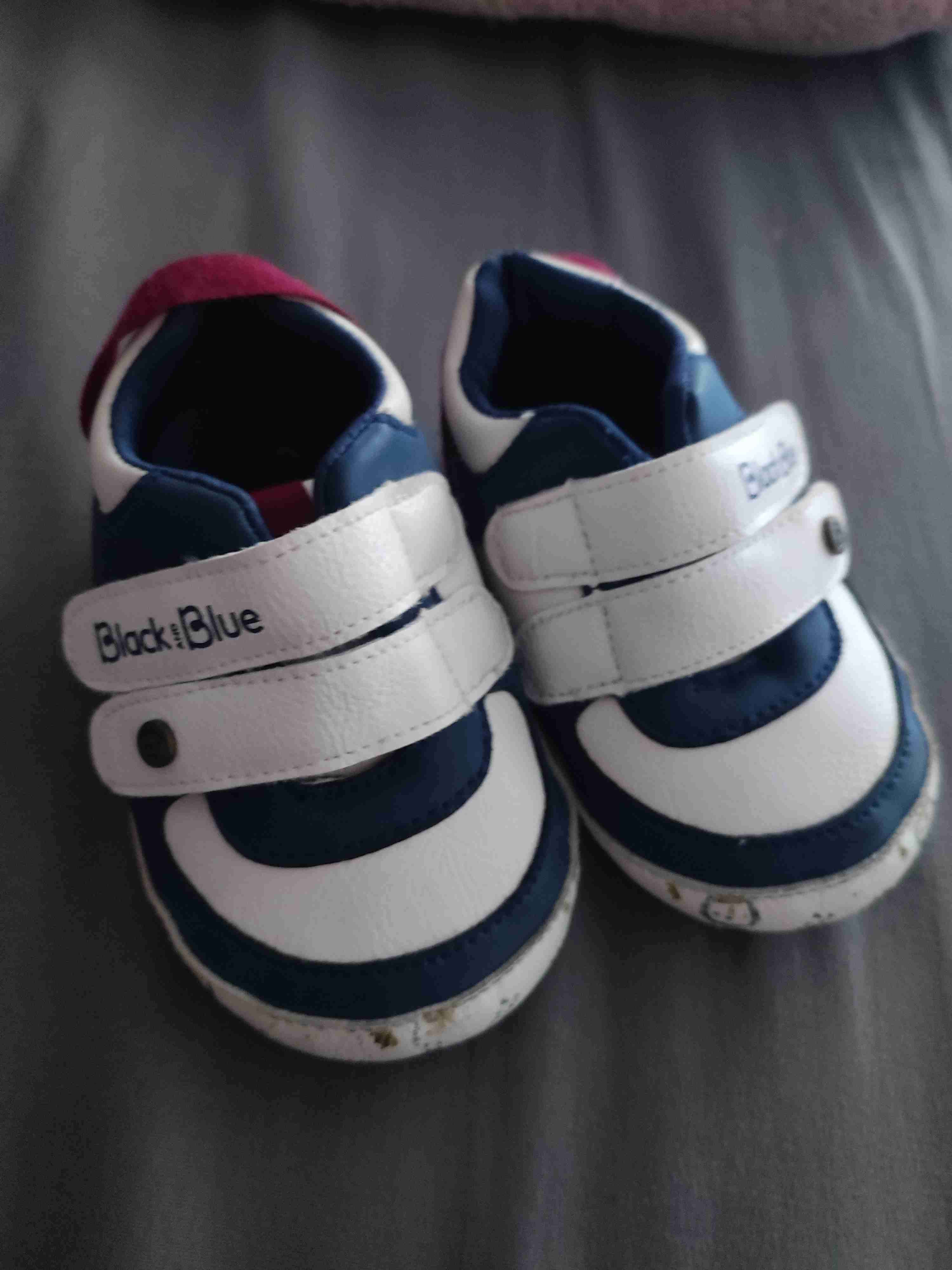 Zapatillas de bebé blancas y azules