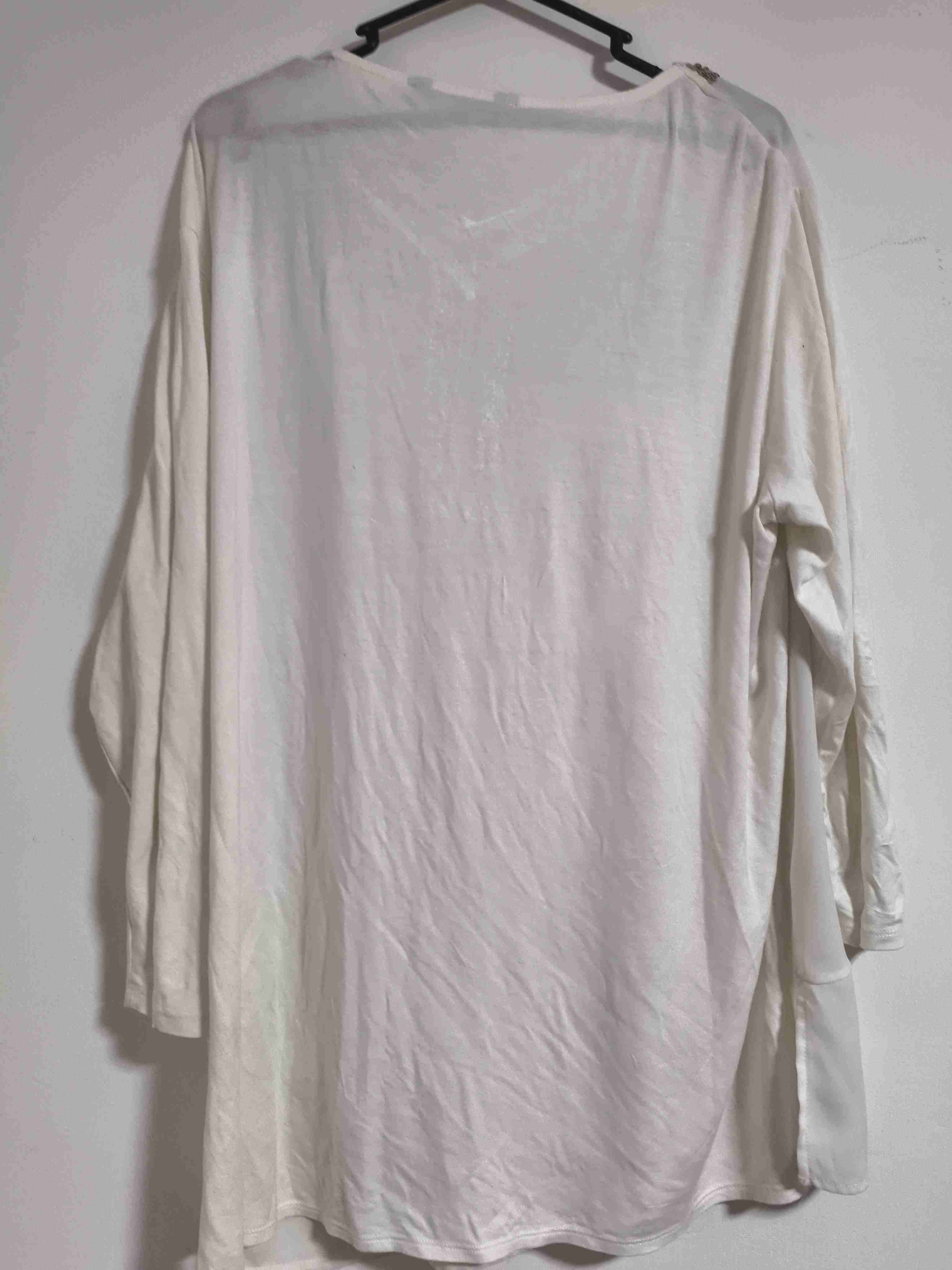 Blusa blanca con lentejuelas - miniatura 2