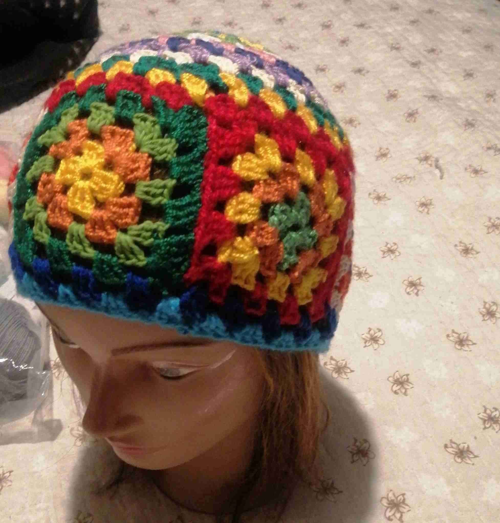 Gorro tejido a crochet multicolor