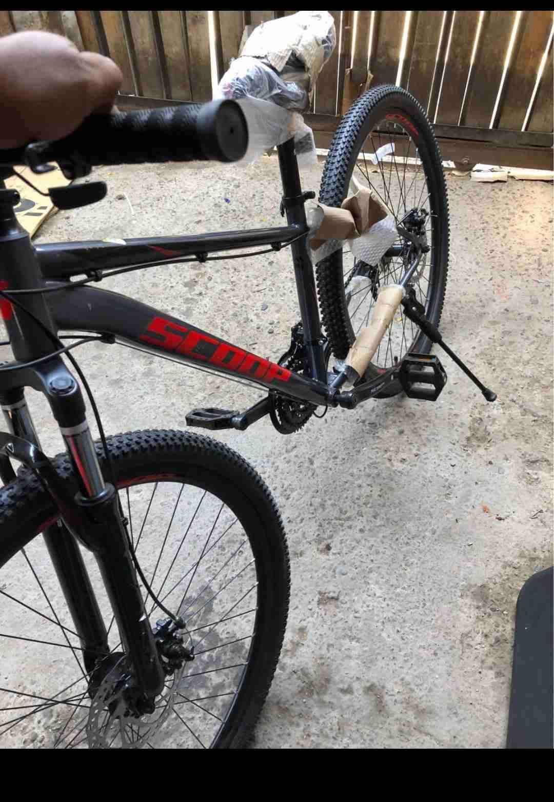 Bicicleta de montaña negra - miniatura 1