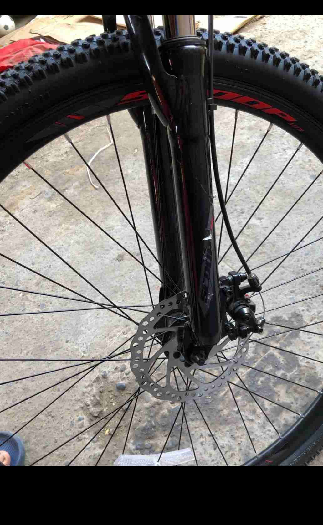 Bicicleta de montaña negra - miniatura 2