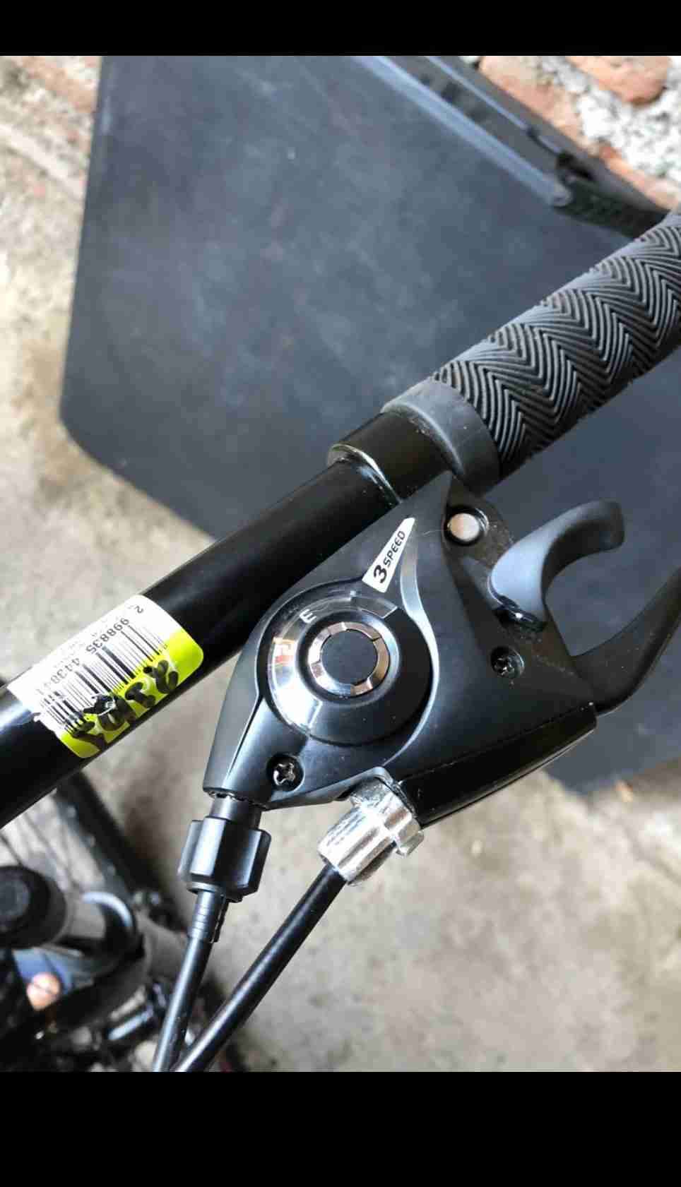 Bicicleta de montaña negra - miniatura 3