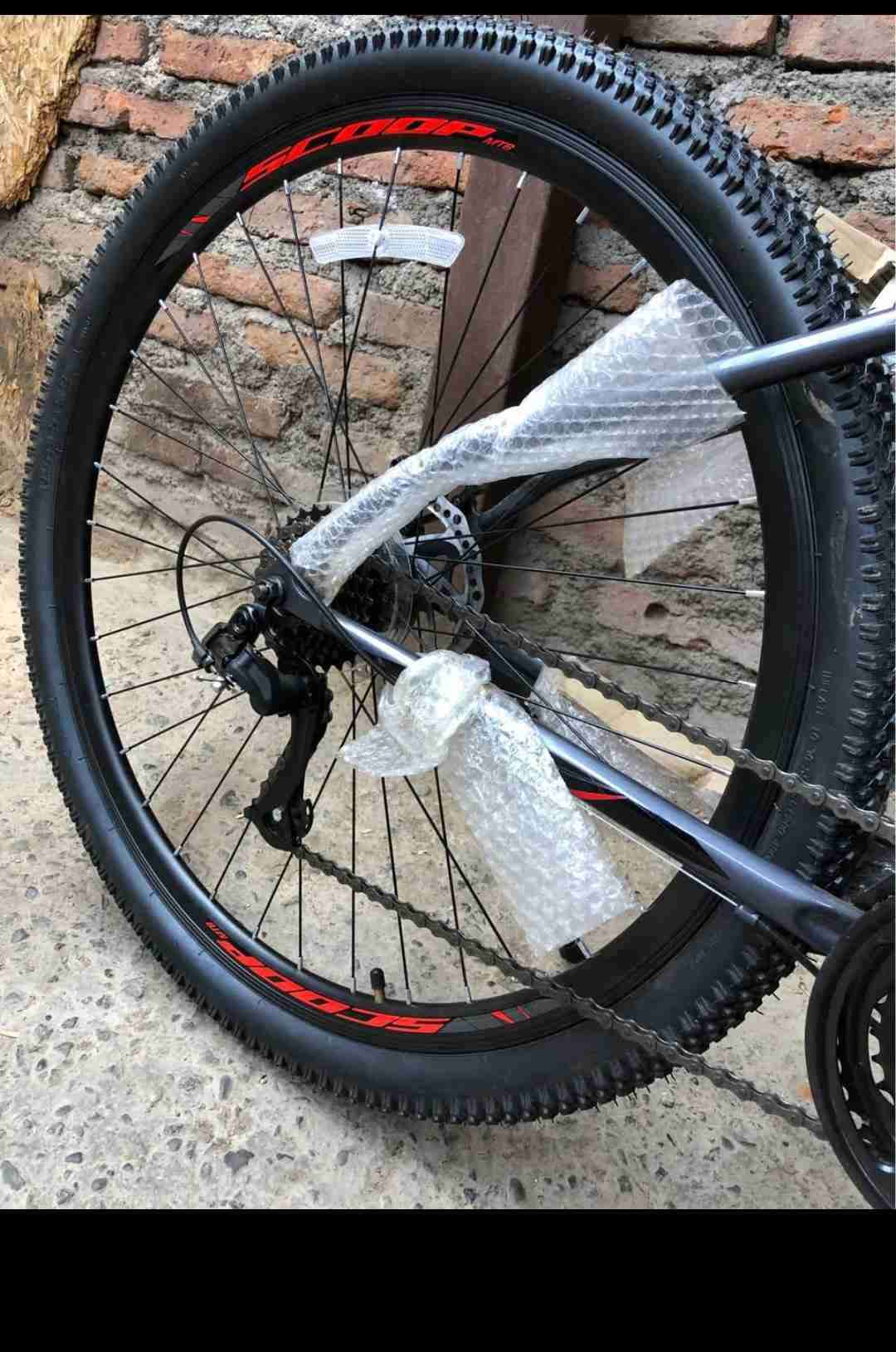 Bicicleta de montaña negra - miniatura 5