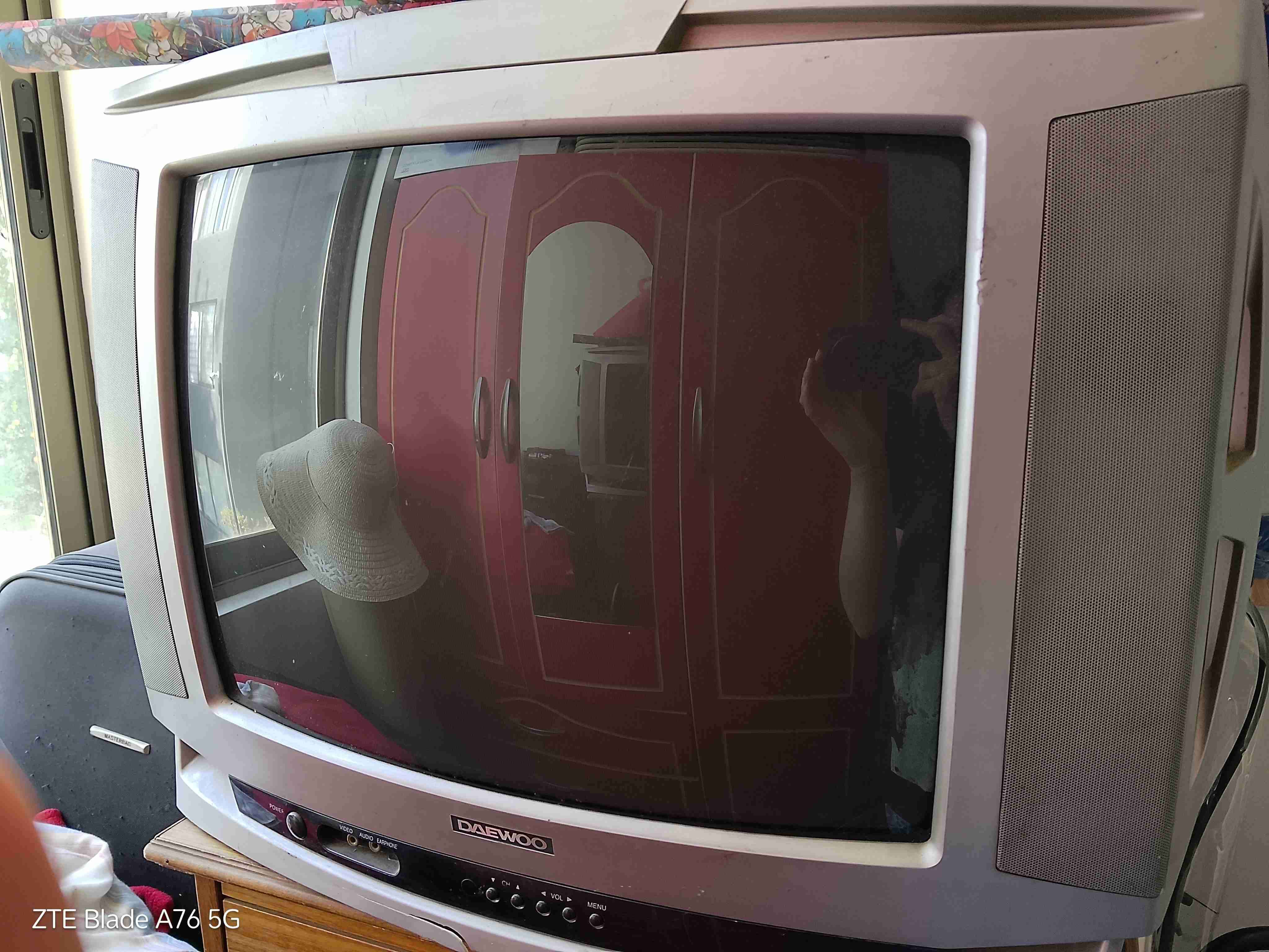 Televisor Daewoo antiguo - miniatura 1