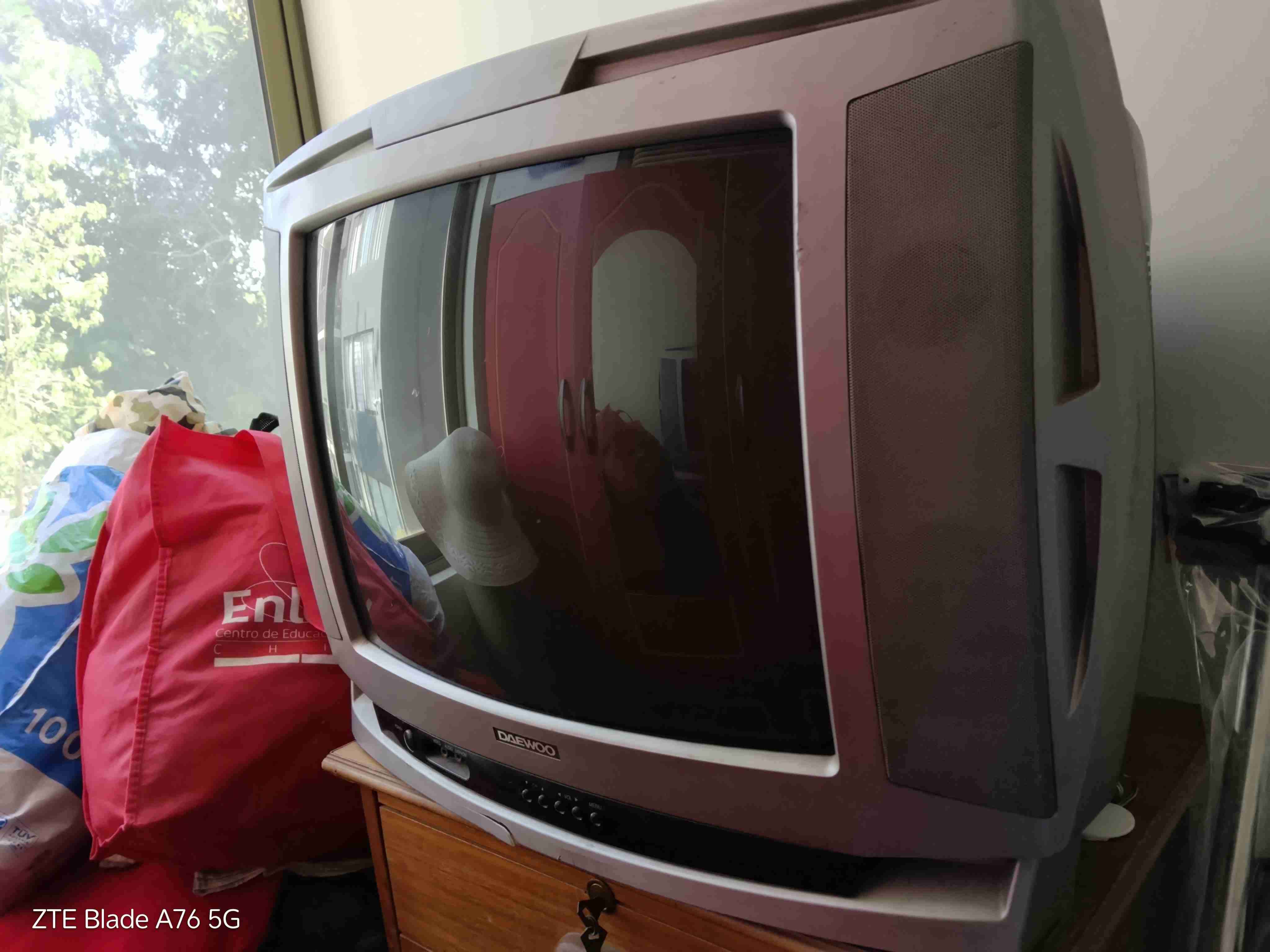 Televisor Daewoo antiguo - miniatura 4