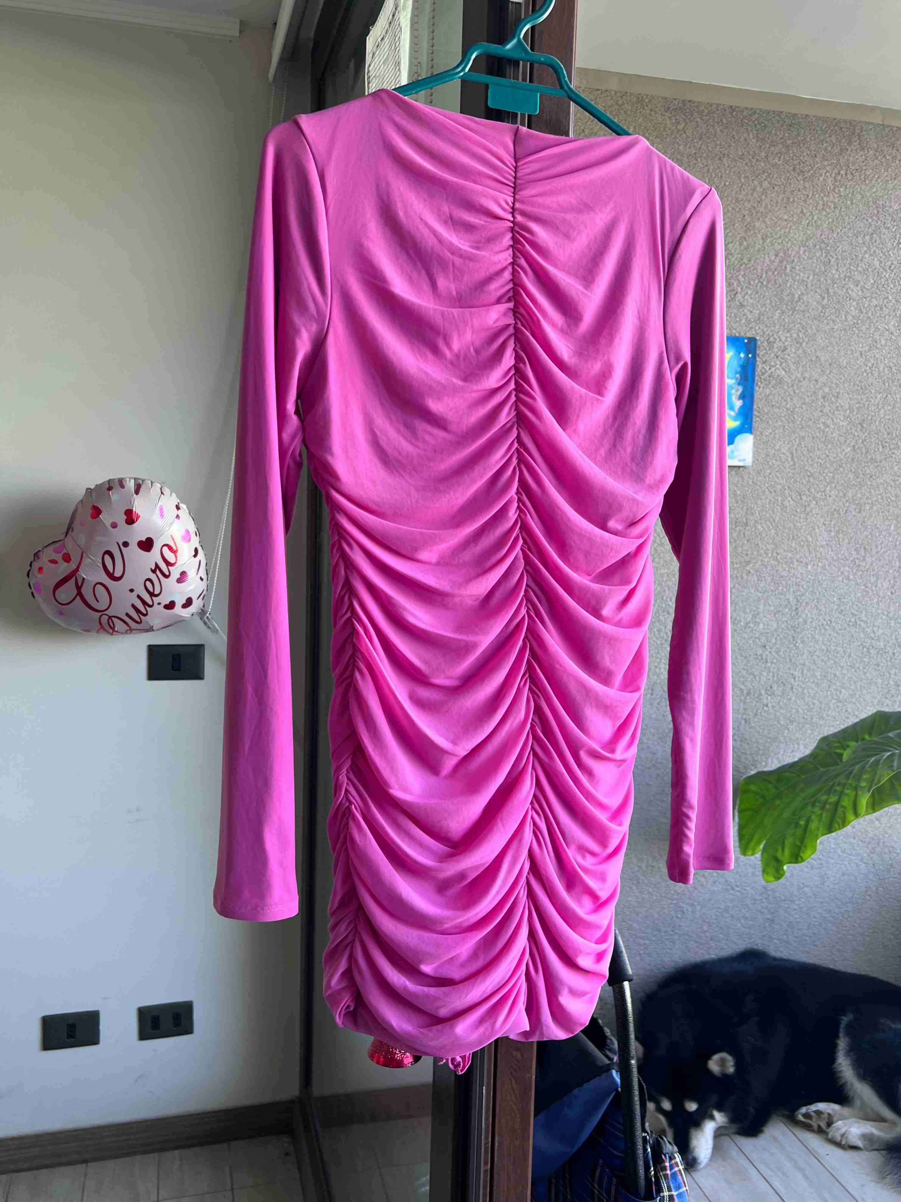 Vestido rosa fruncido con volantes - miniatura 4