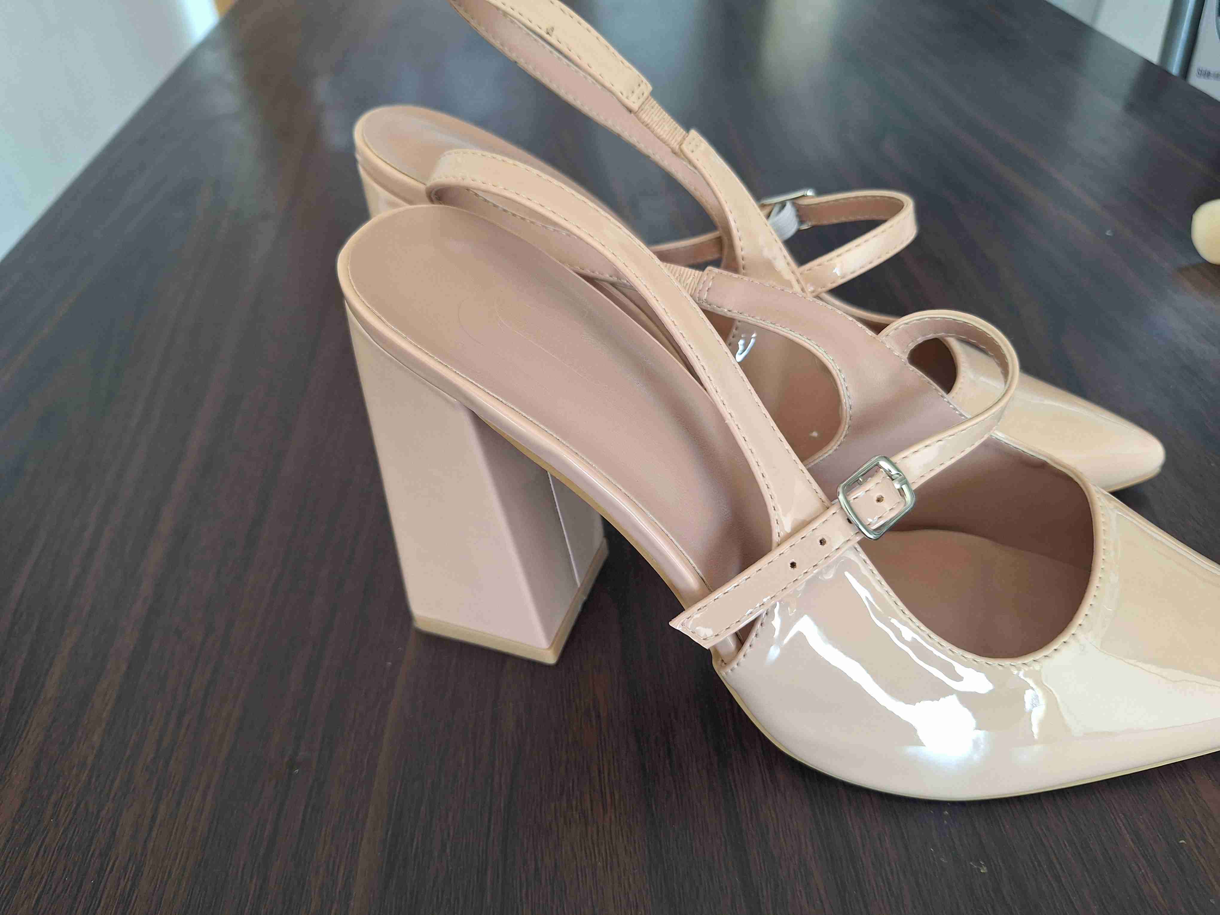 Zapatos de tacón beige brillantes - miniatura 1