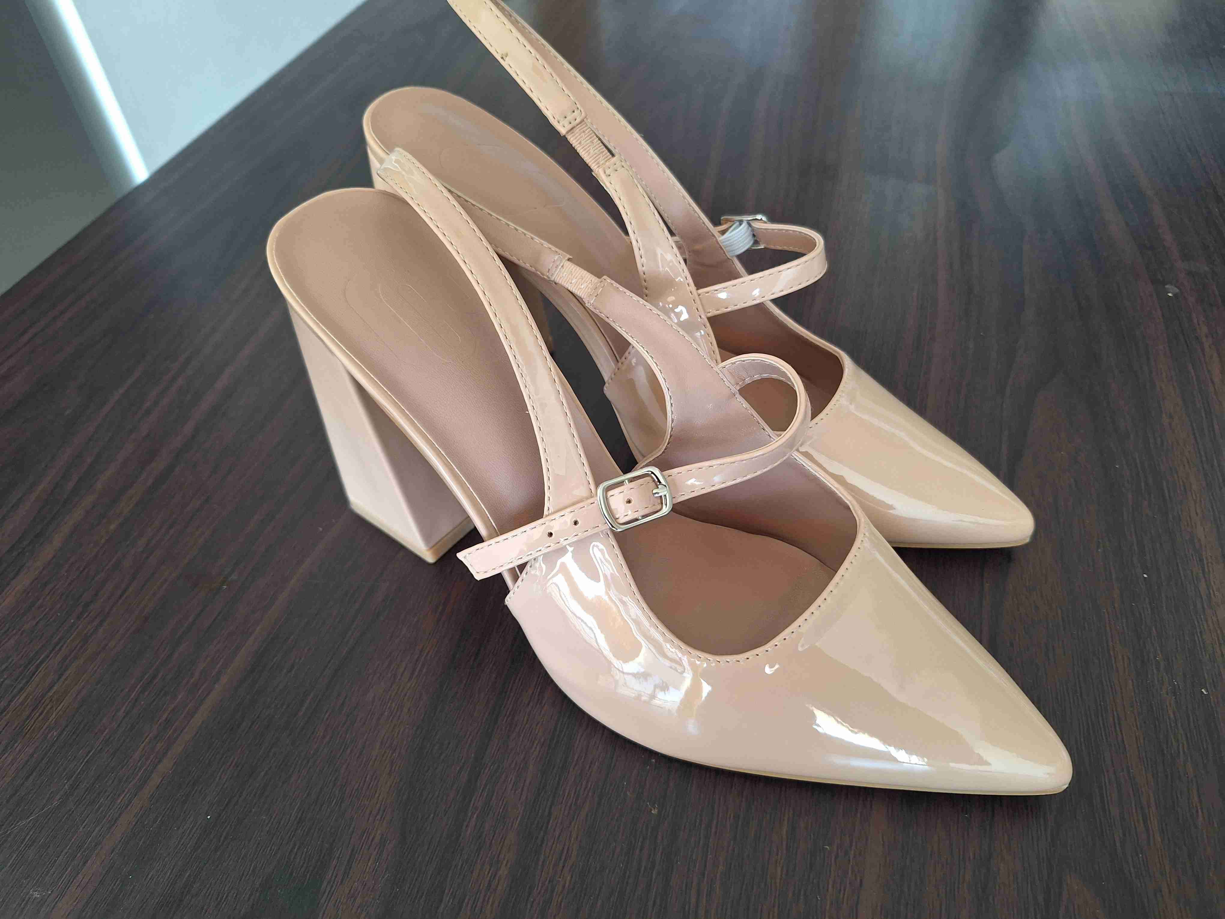 Zapatos de tacón beige brillantes - miniatura 2