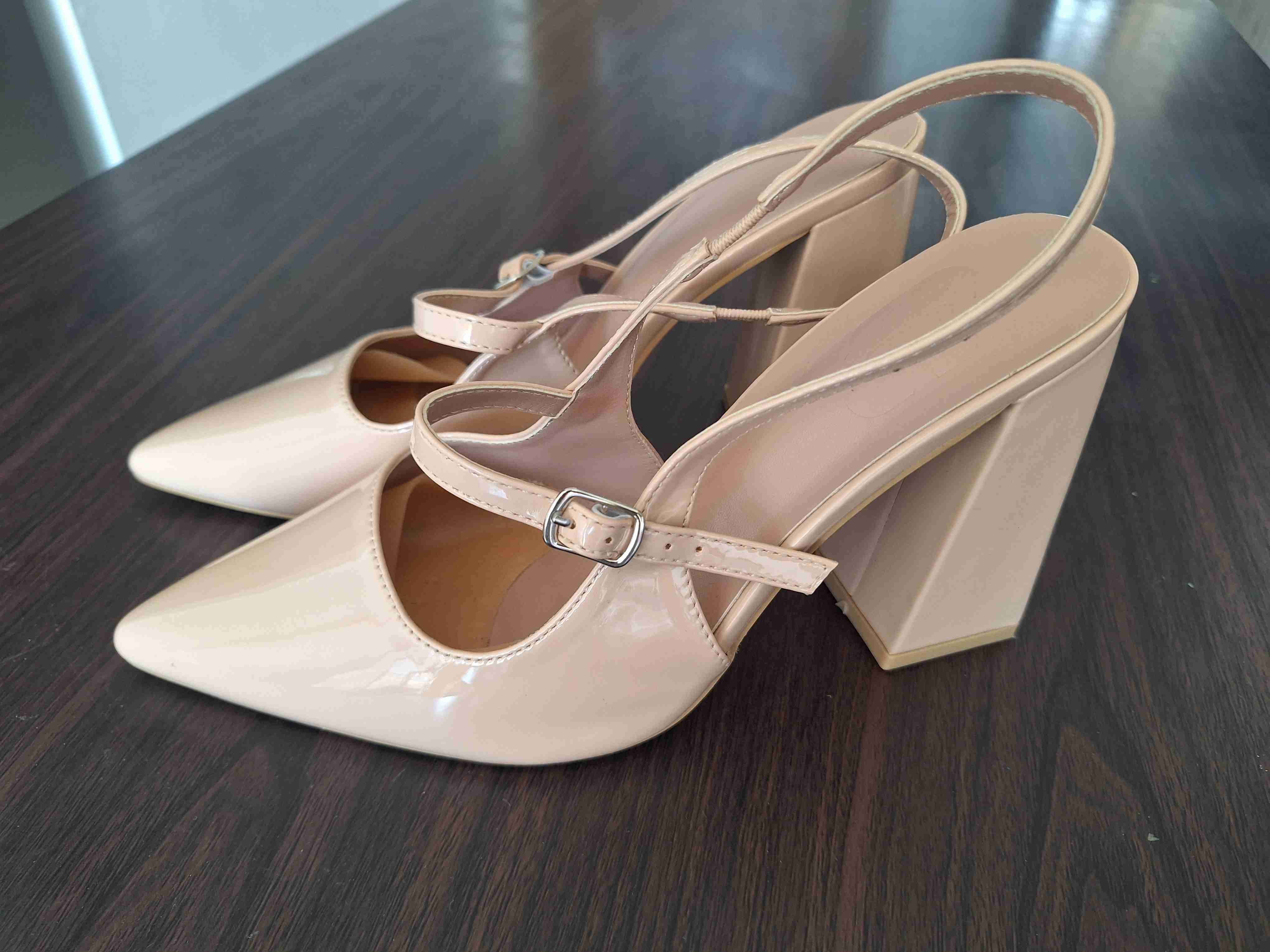 Zapatos de tacón beige brillantes - miniatura 3