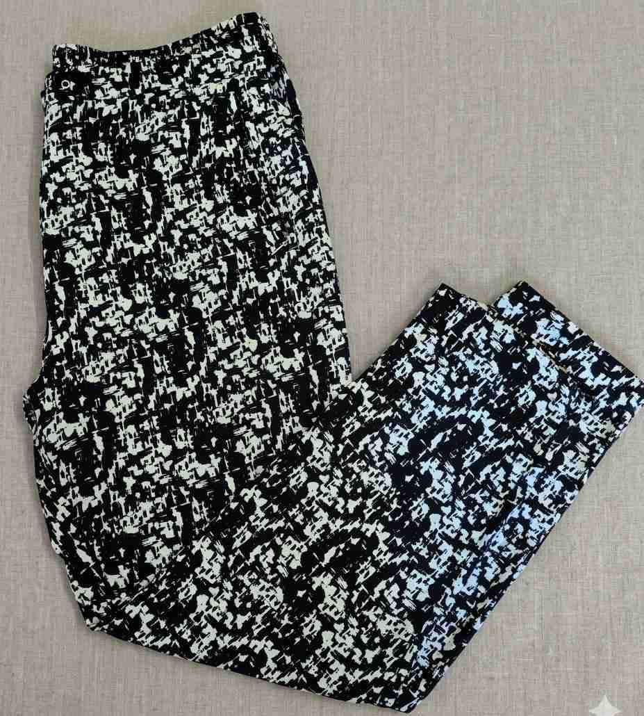 Pantalones estampados en blanco y negro