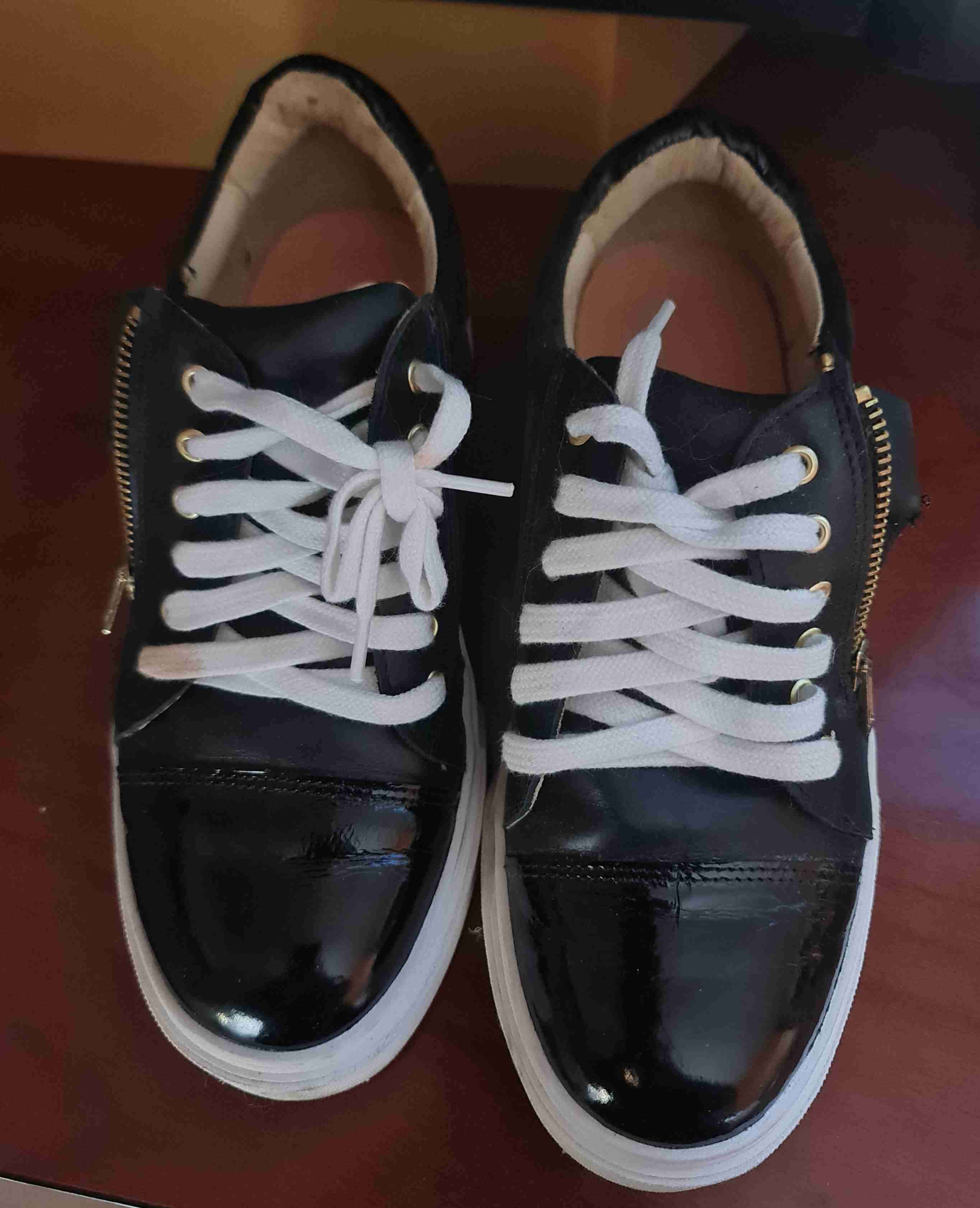 Zapatillas negras con cordones y cierre - miniatura 1