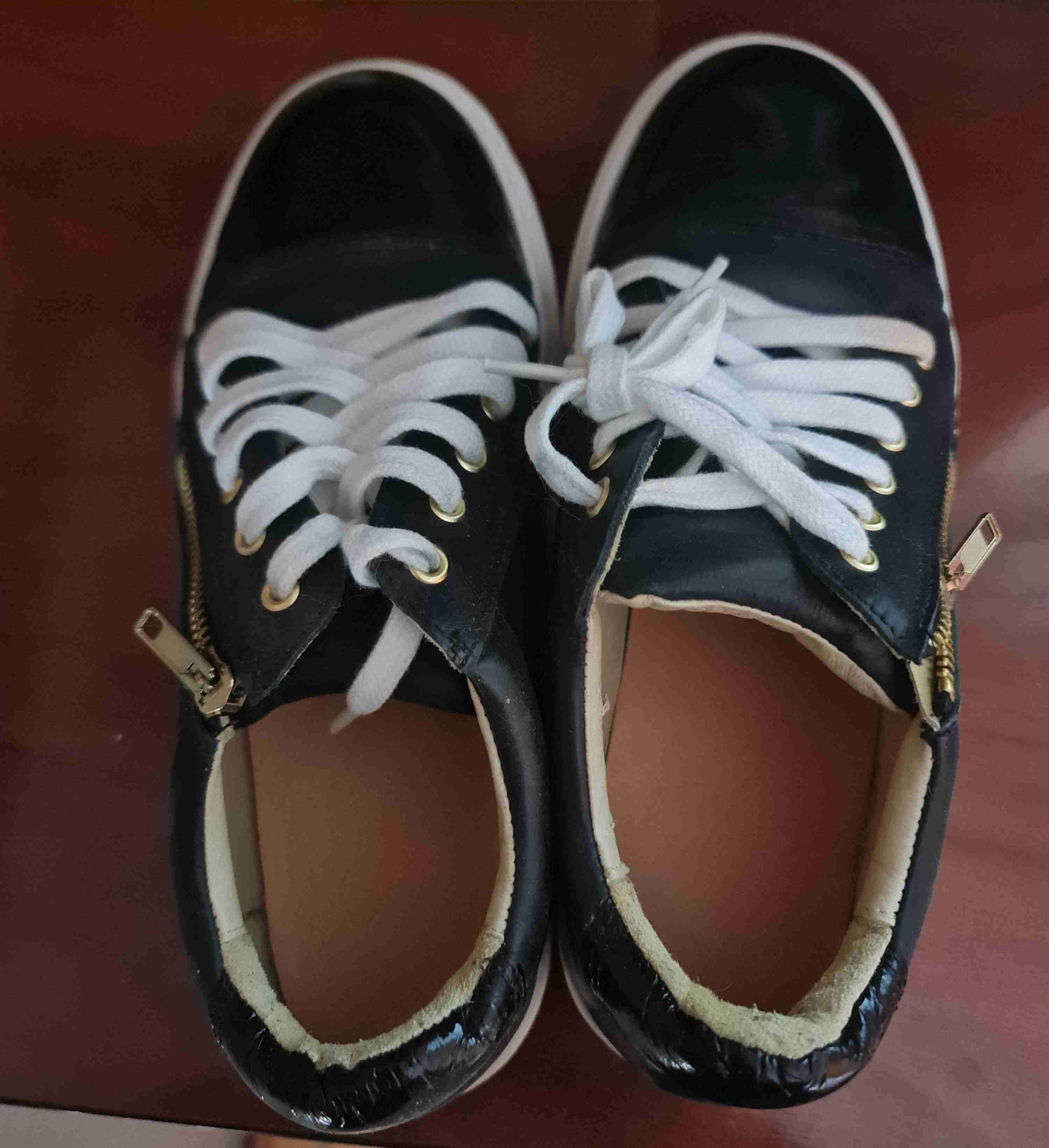 Zapatillas negras con cordones y cierre - miniatura 2