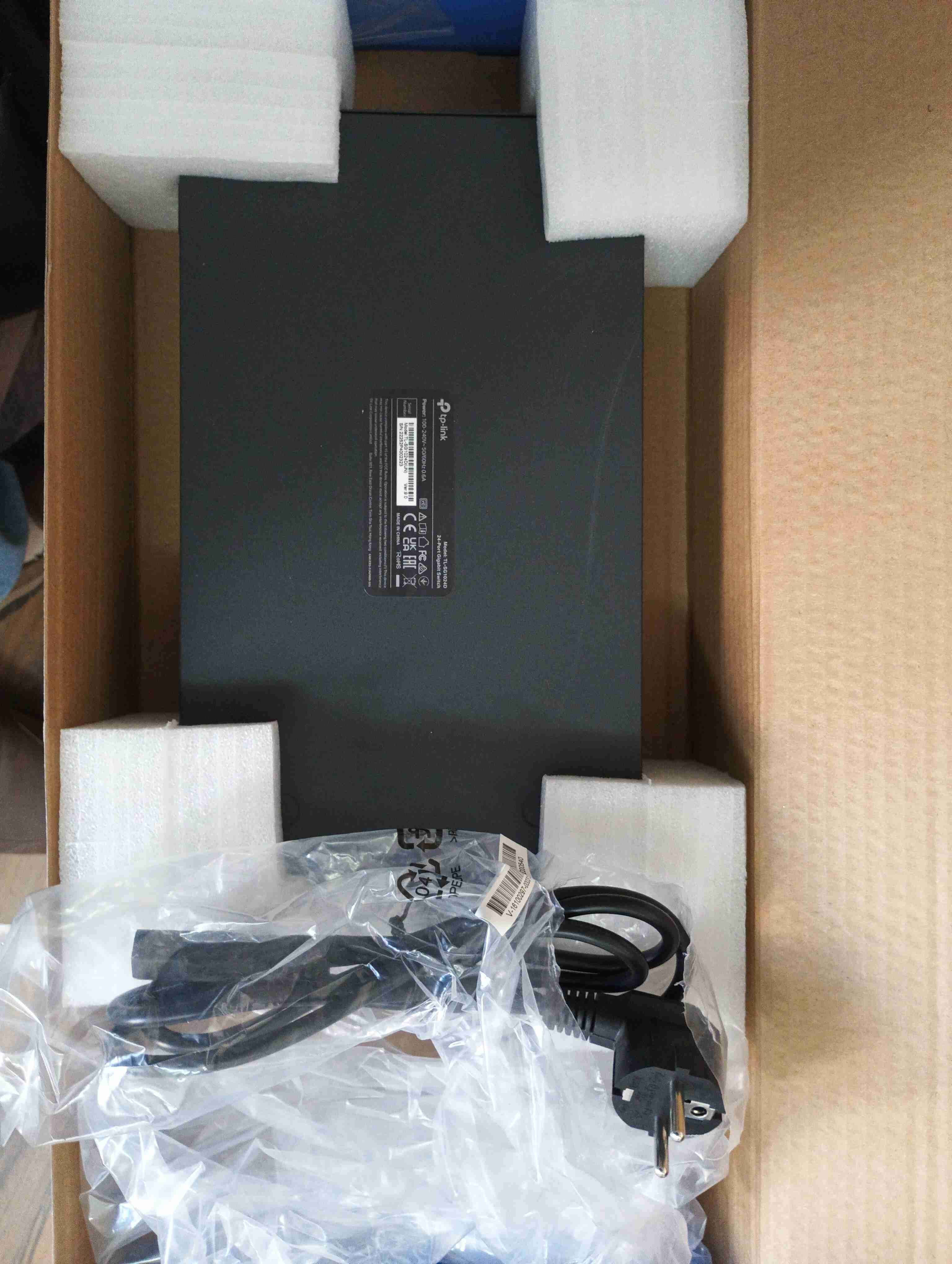 Switch TP-Link 24 puertos - miniatura 2