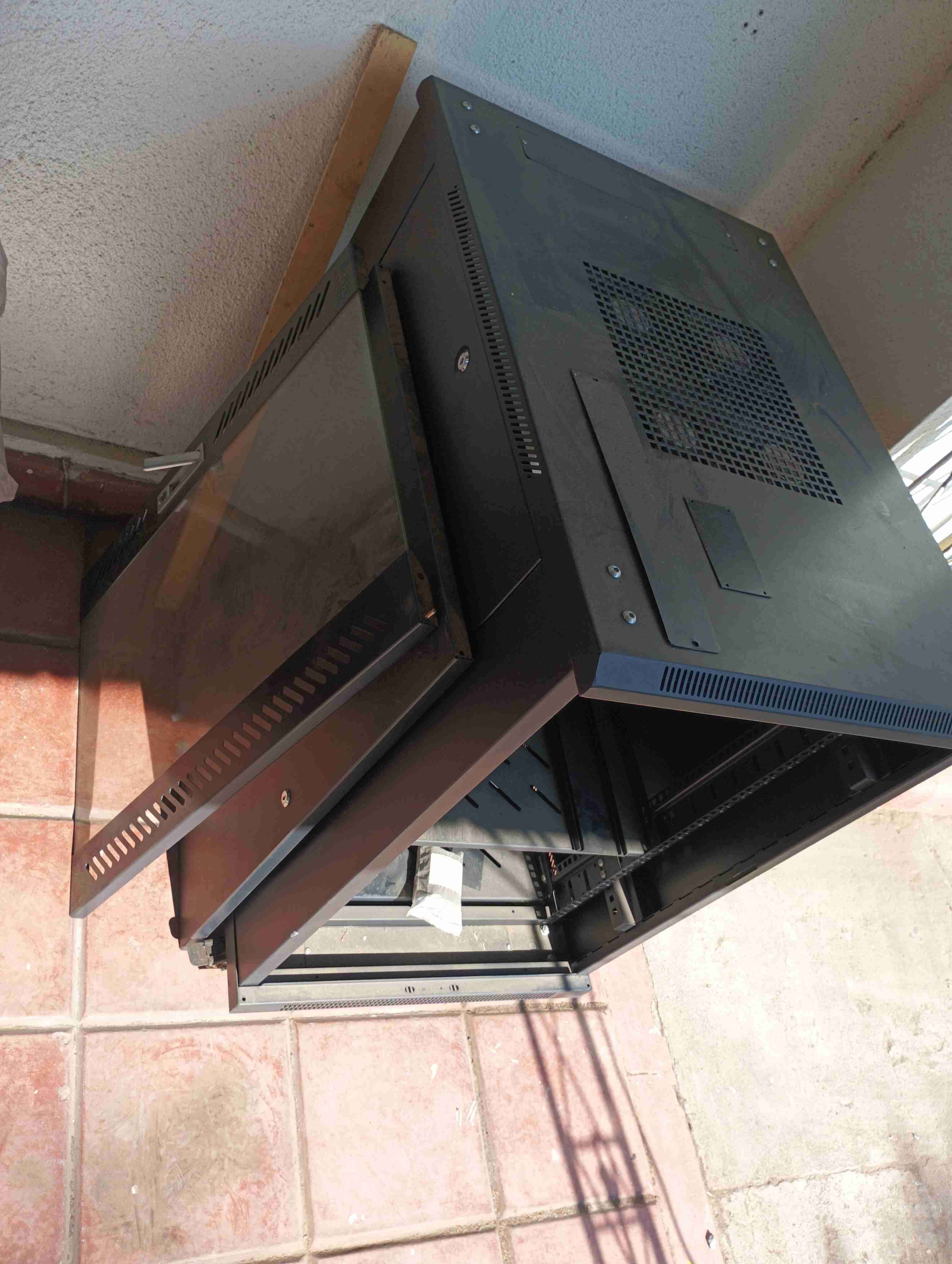 Gabinete de red negro - miniatura 1