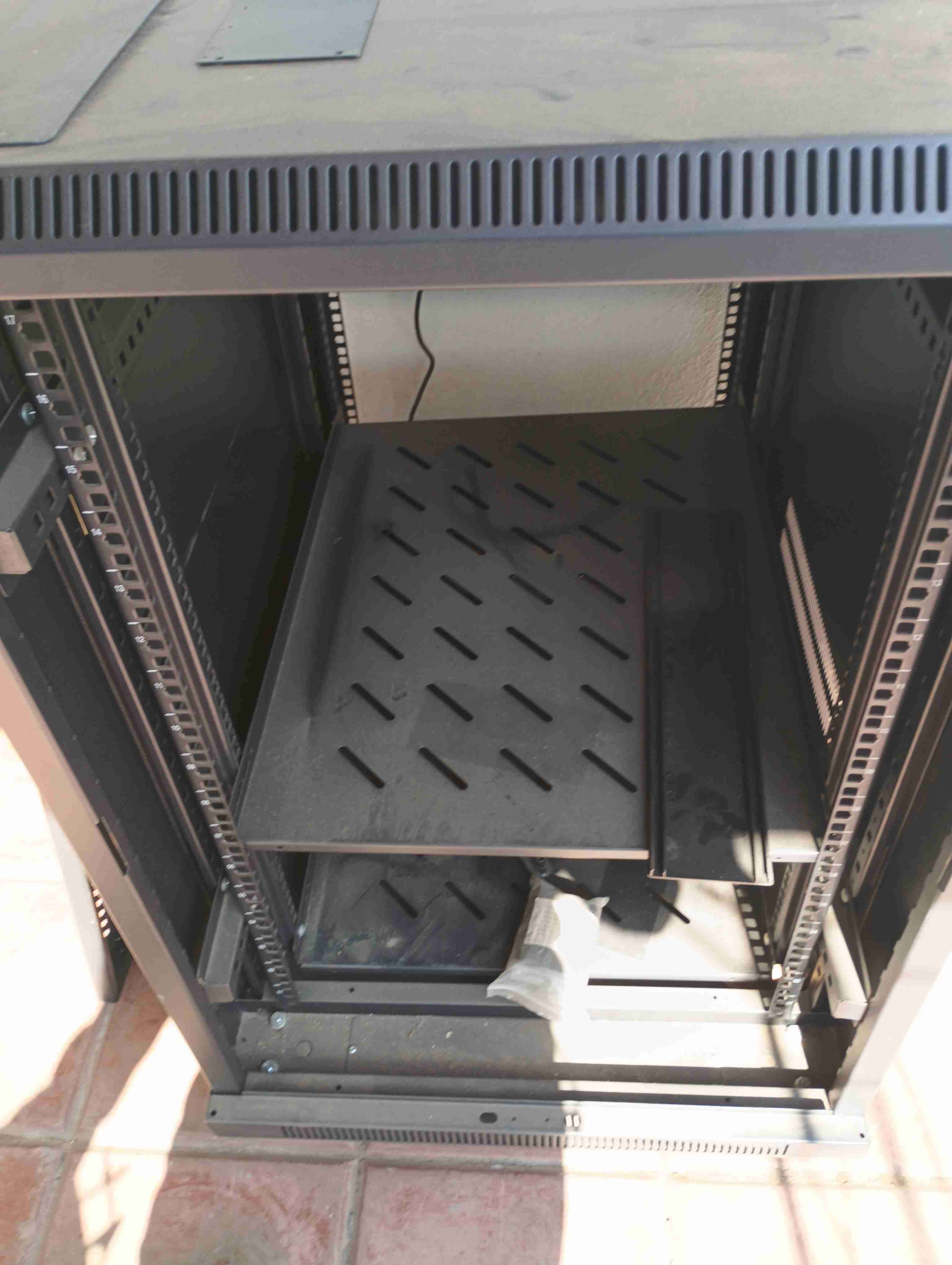 Gabinete de red negro - miniatura 2