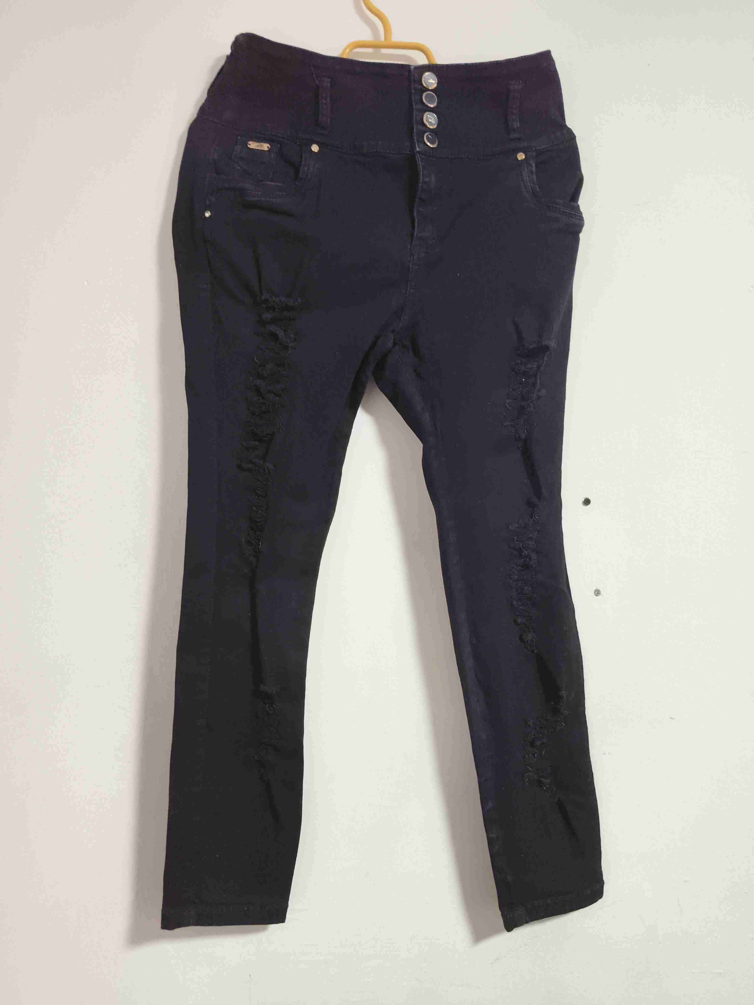 Jeans negros con botones decorativos - miniatura 1