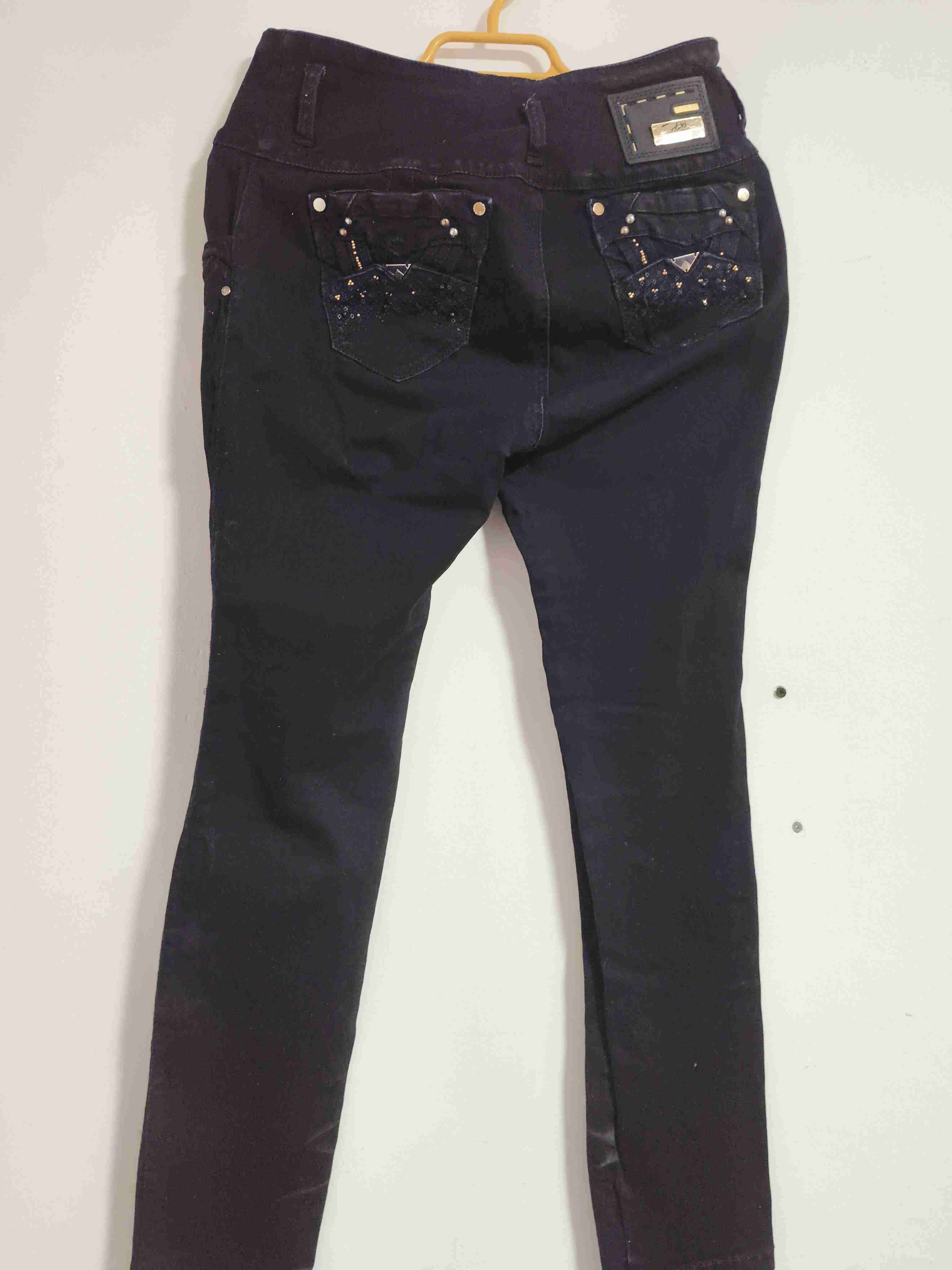 Jeans negros con botones decorativos - miniatura 2