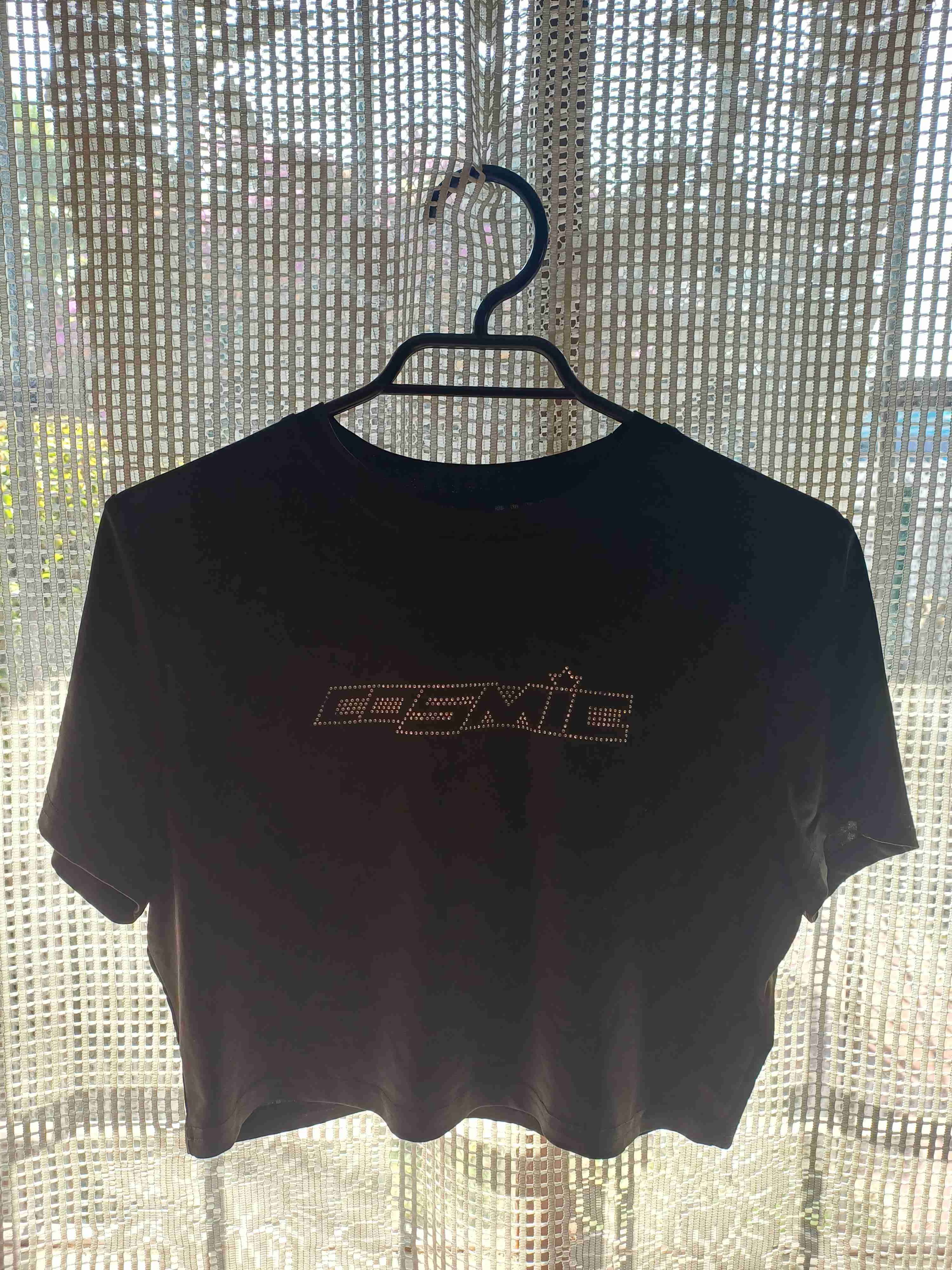 Polera negra con diseño brillante "cosmic" - miniatura 2