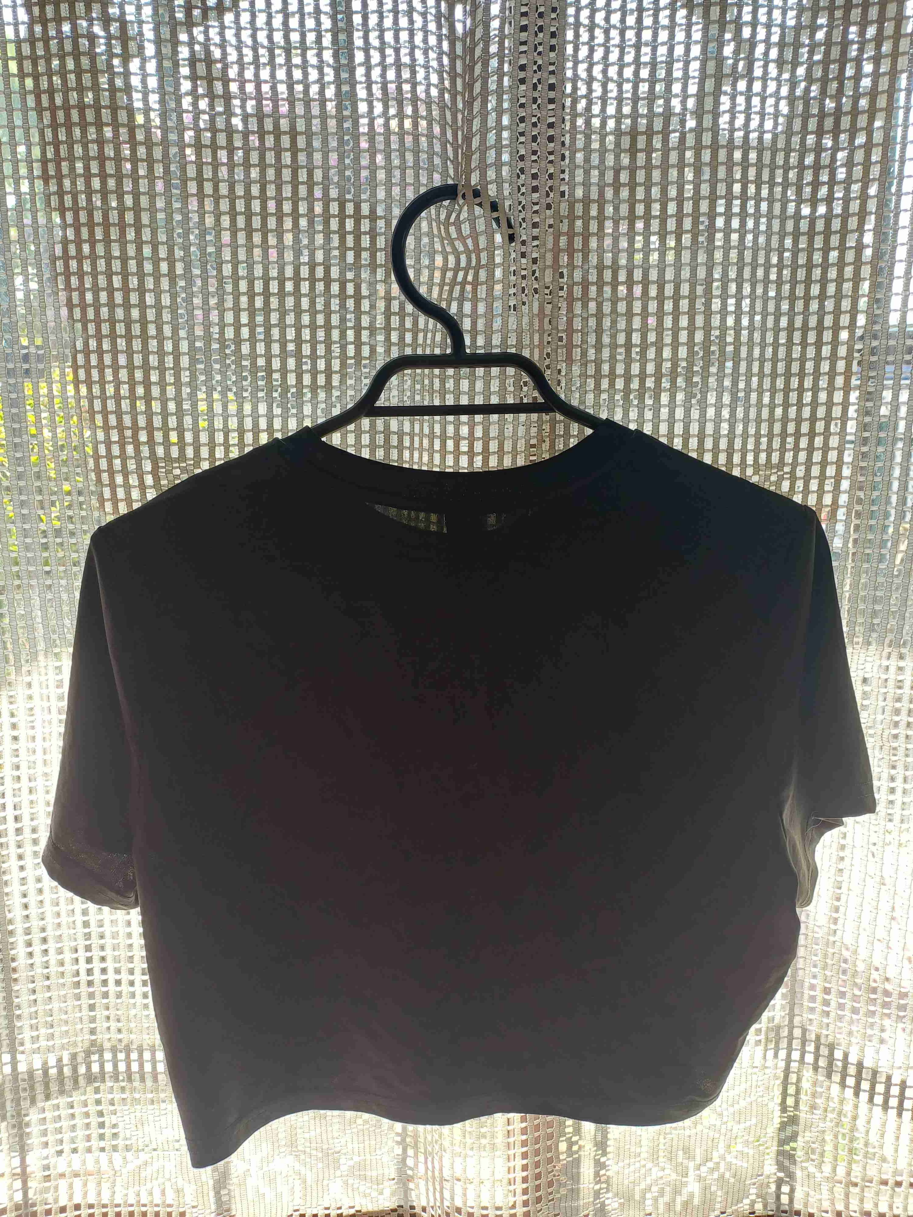 Polera negra con diseño brillante "cosmic" - miniatura 3