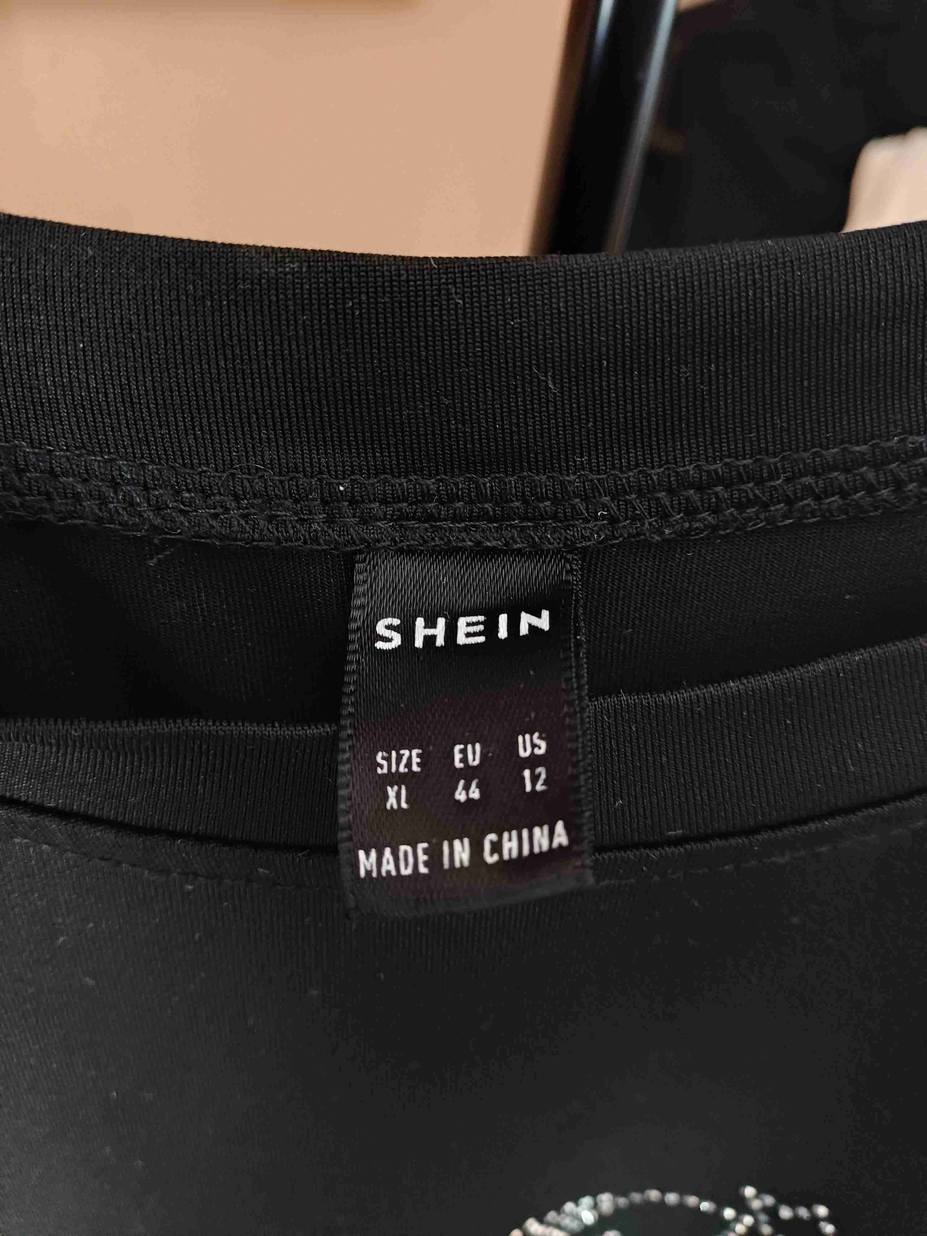 Polera negra con diseño brillante "cosmic" - miniatura 4