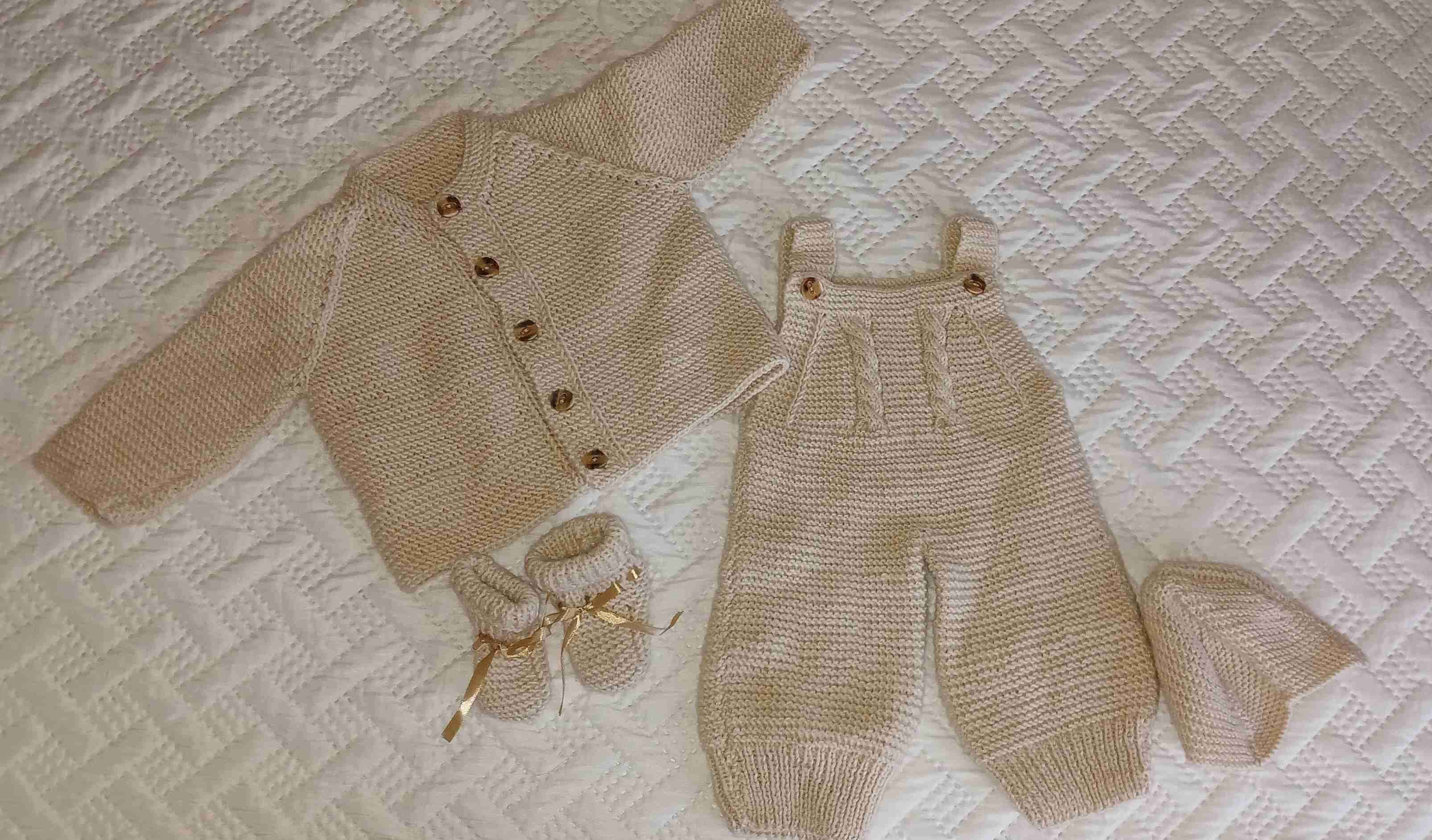 Conjunto tejido bebé beige 0 a 3 meses