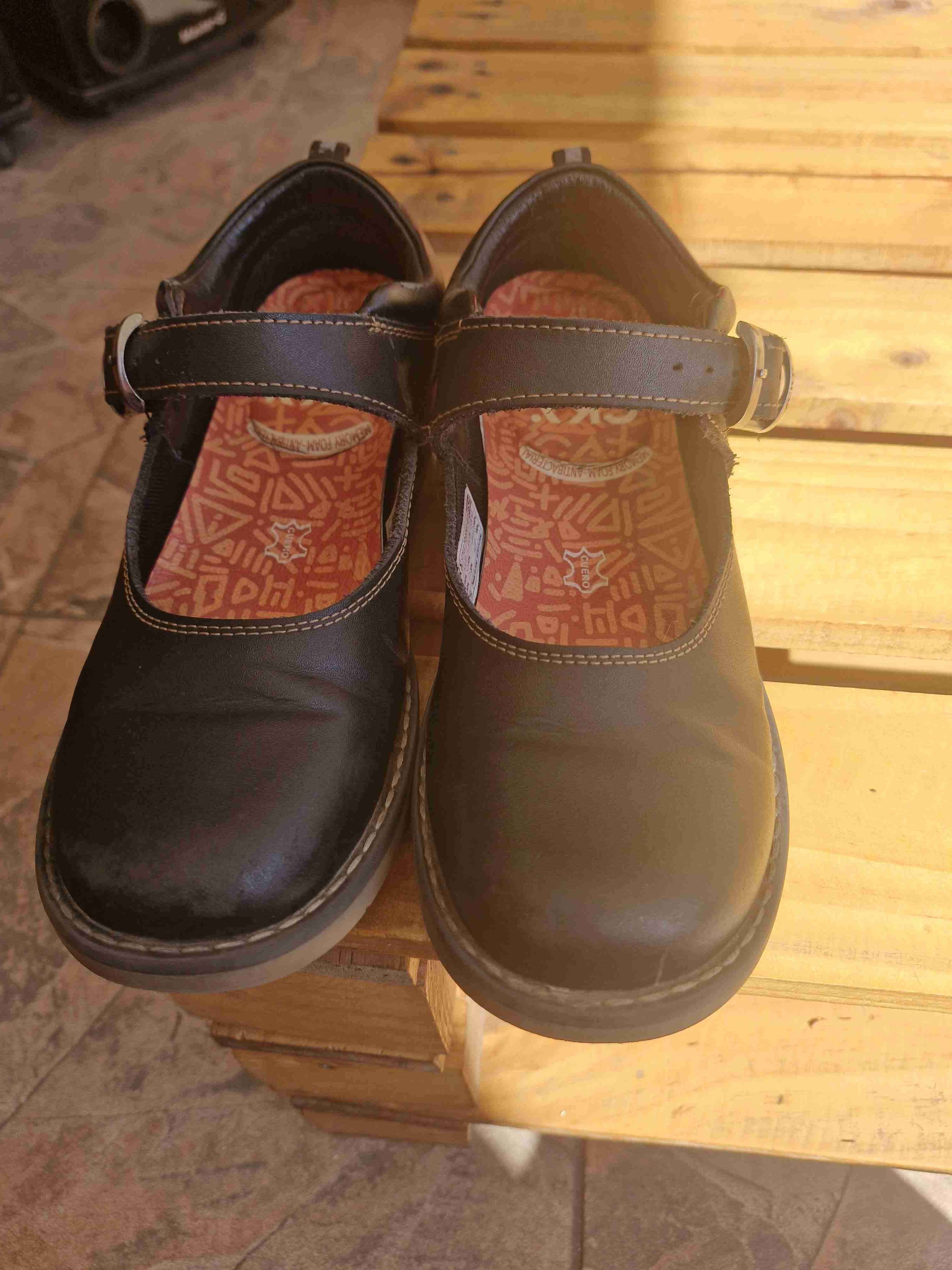 Zapatos escolares negros con hebilla - miniatura 2