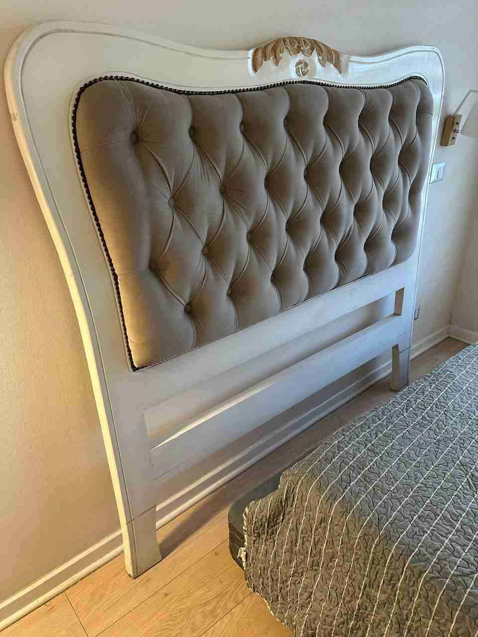 Respaldo de cama acolchado beige - miniatura 1