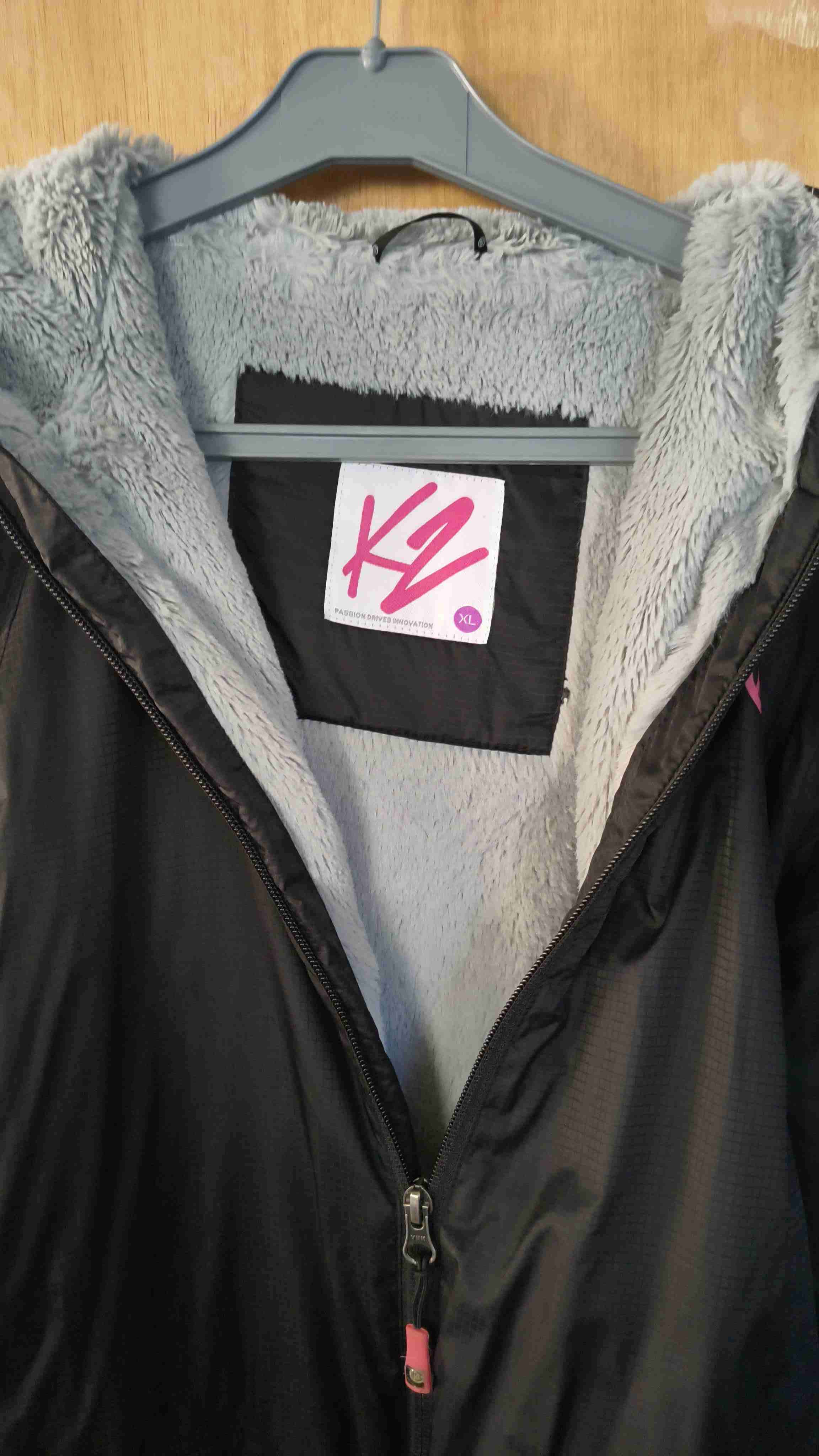 Chaqueta negra con capucha - miniatura 2