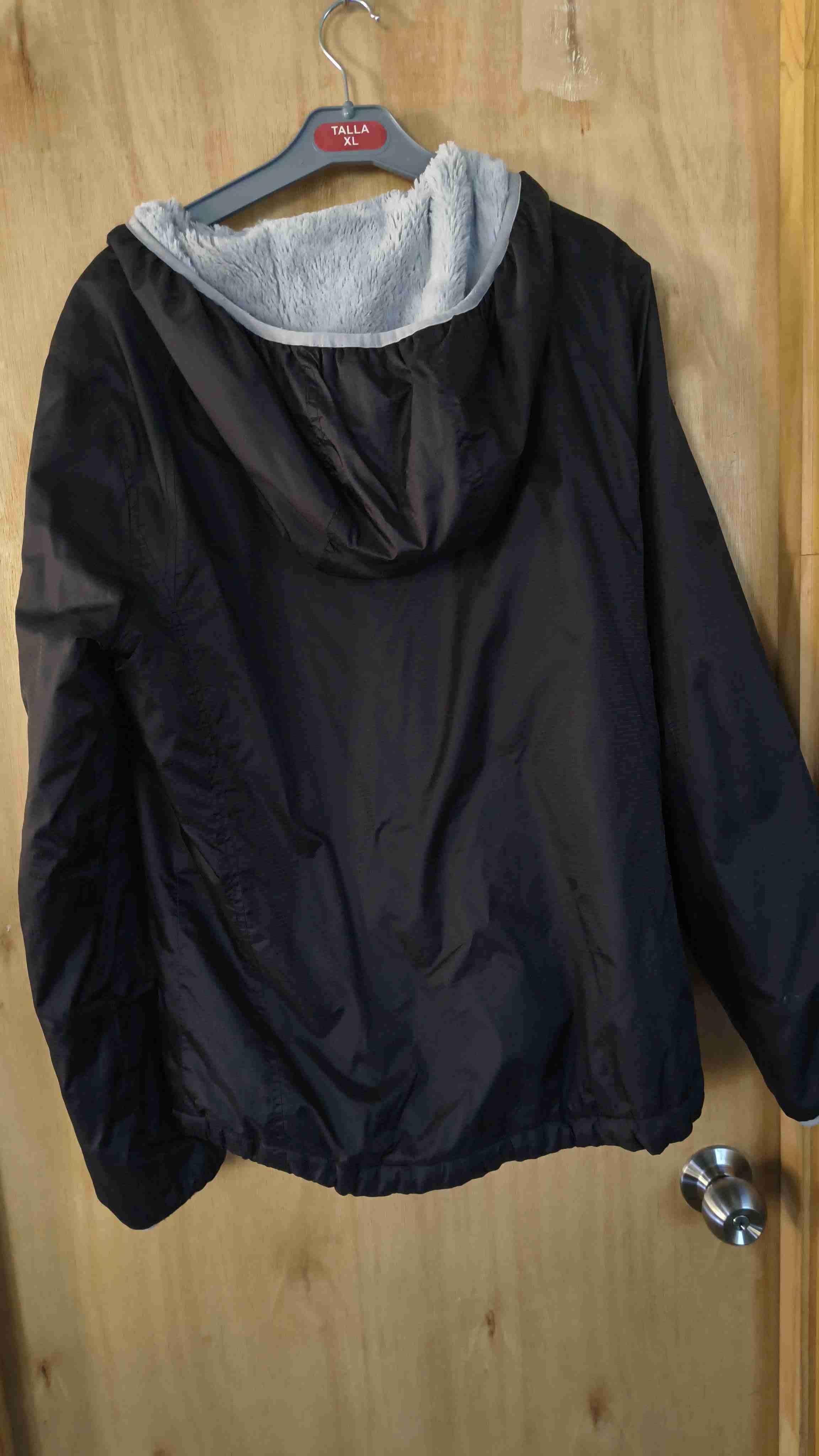 Chaqueta negra con capucha - miniatura 3